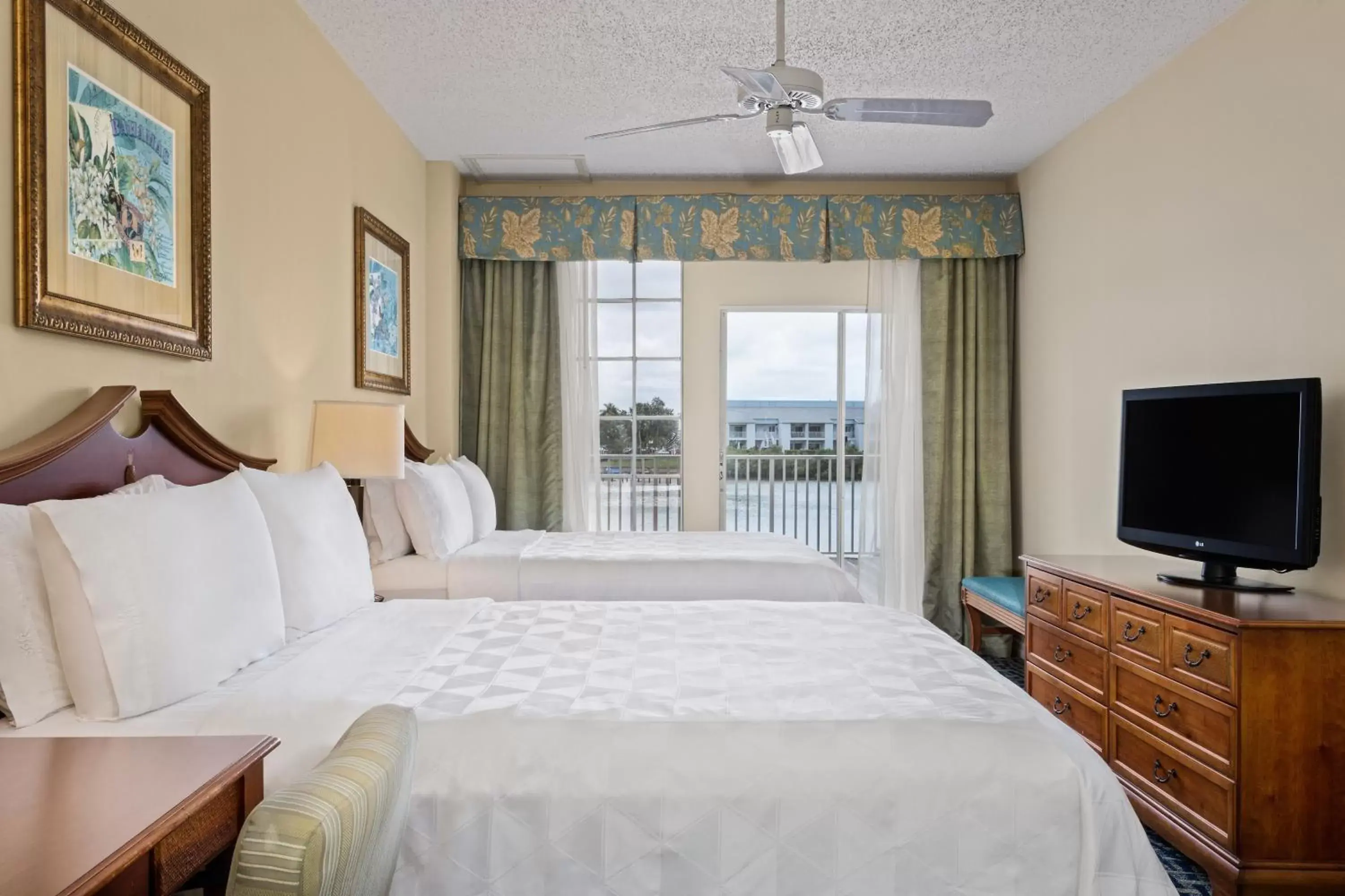 Bedroom in Holiday Inn & Suites Clearwater Beach S-Harbourside