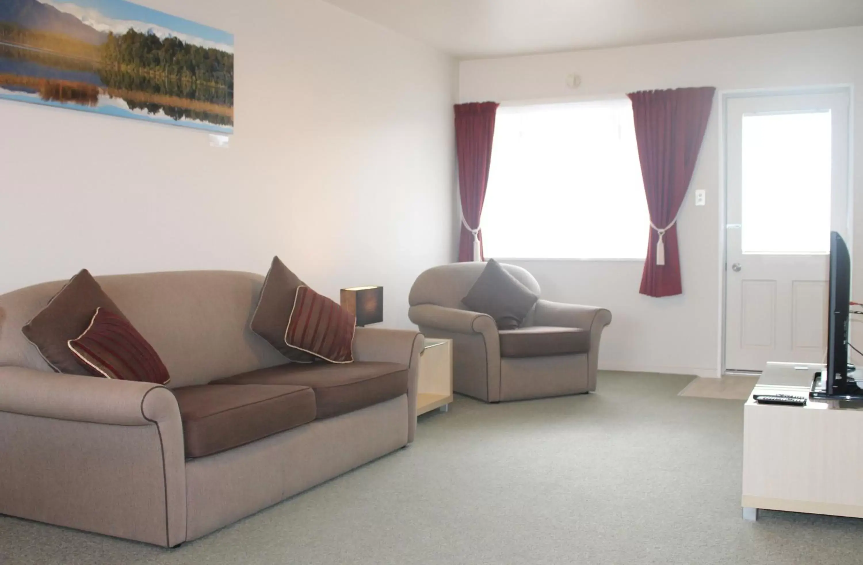 Living room, Seating Area in Alpine Rose Motel