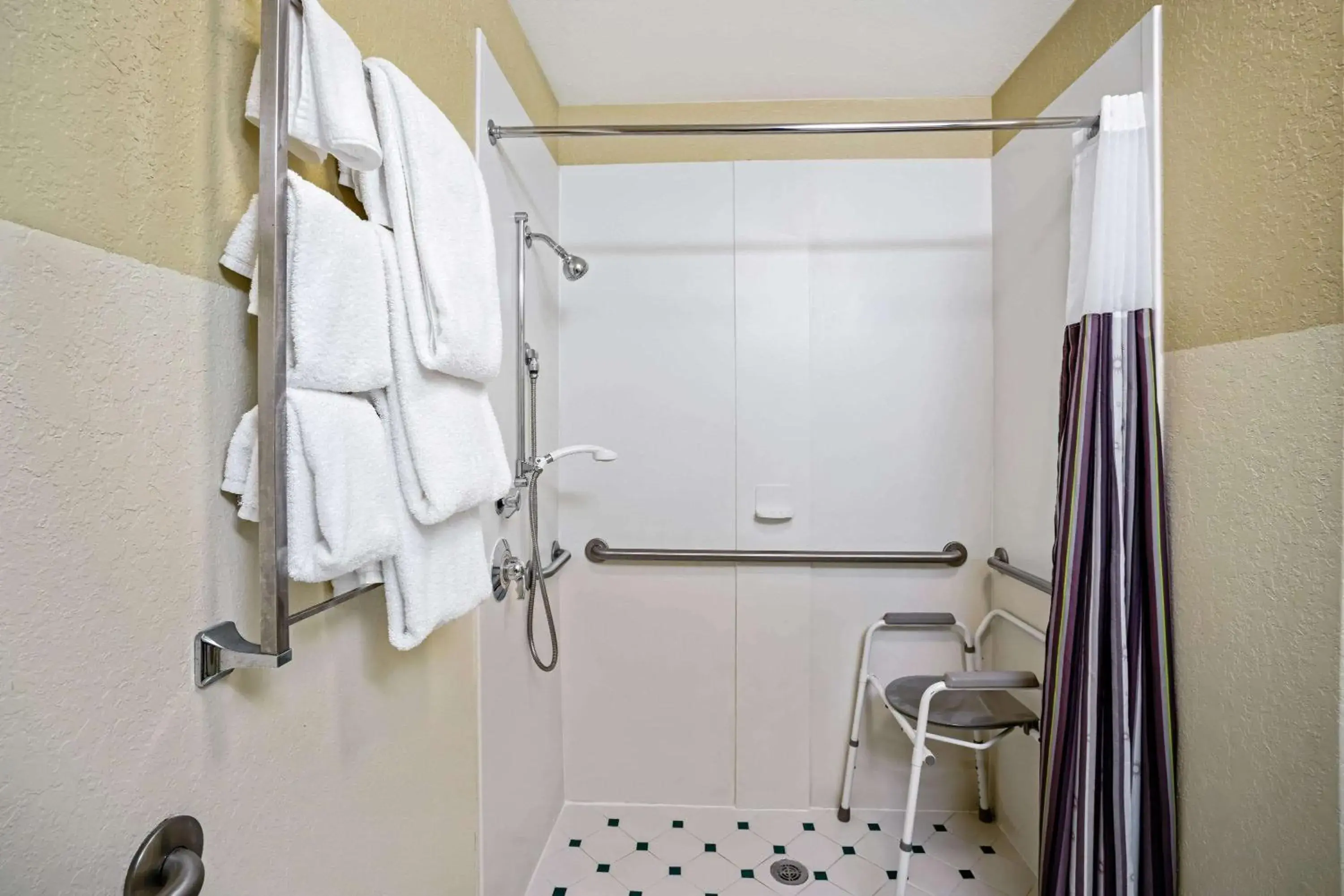 Shower, Bathroom in La Quinta by Wyndham Memphis Primacy Parkway