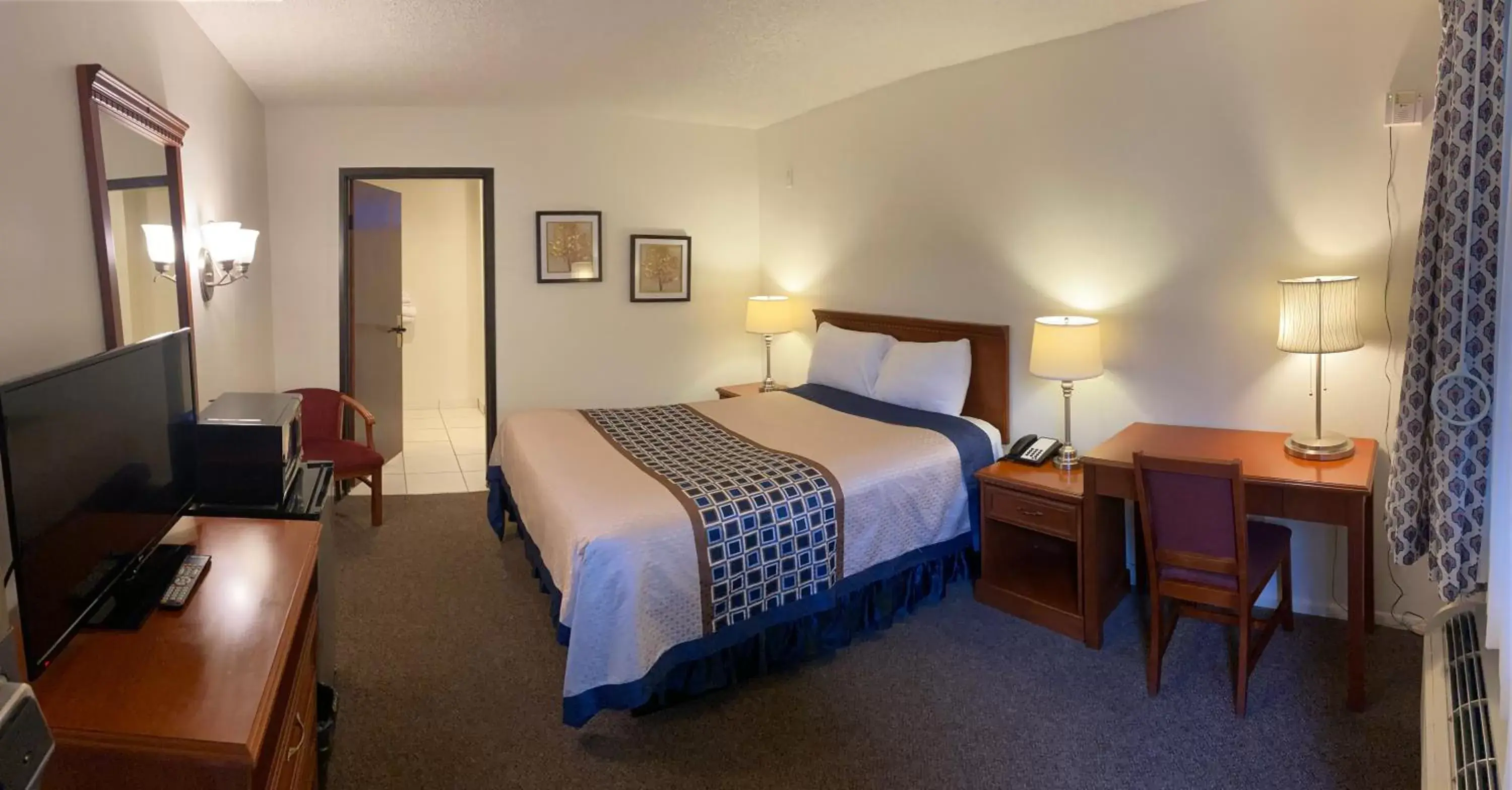 Bed in Vantage Point Inn - Woodland Hills