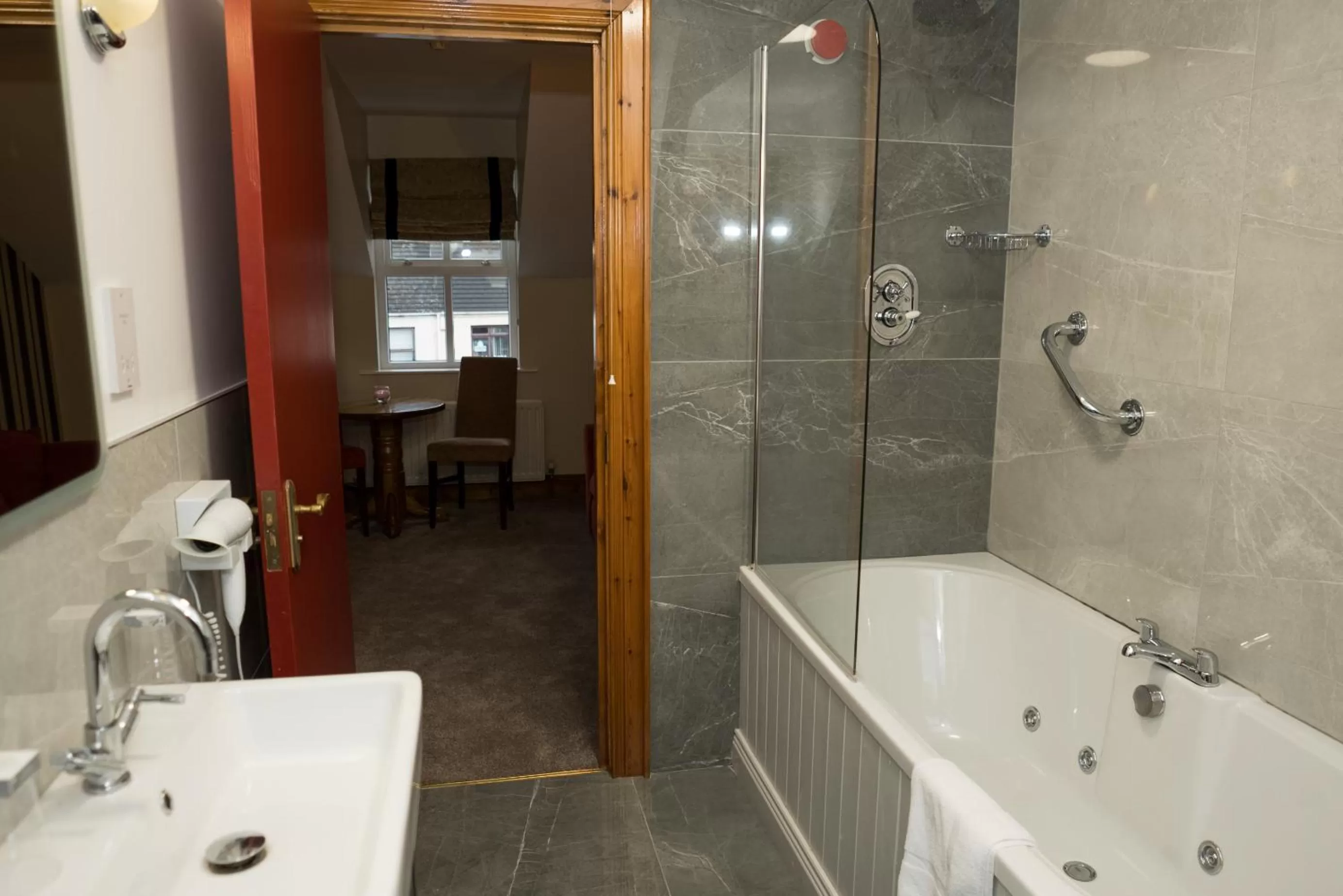 Bathroom in Walsh's Hotel and Apartments