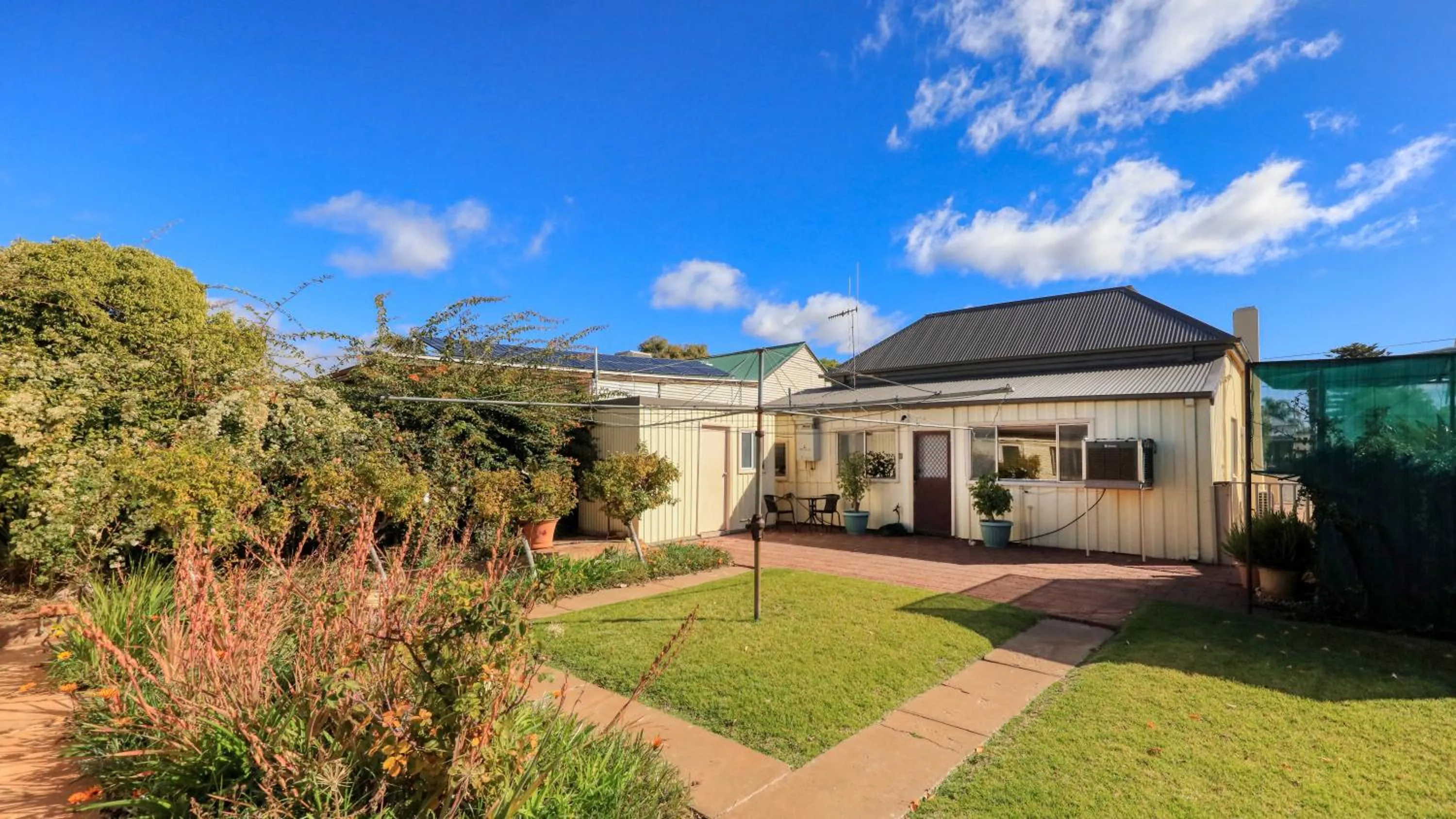 Garden in Charles Rasp Motor Inn & Cottages