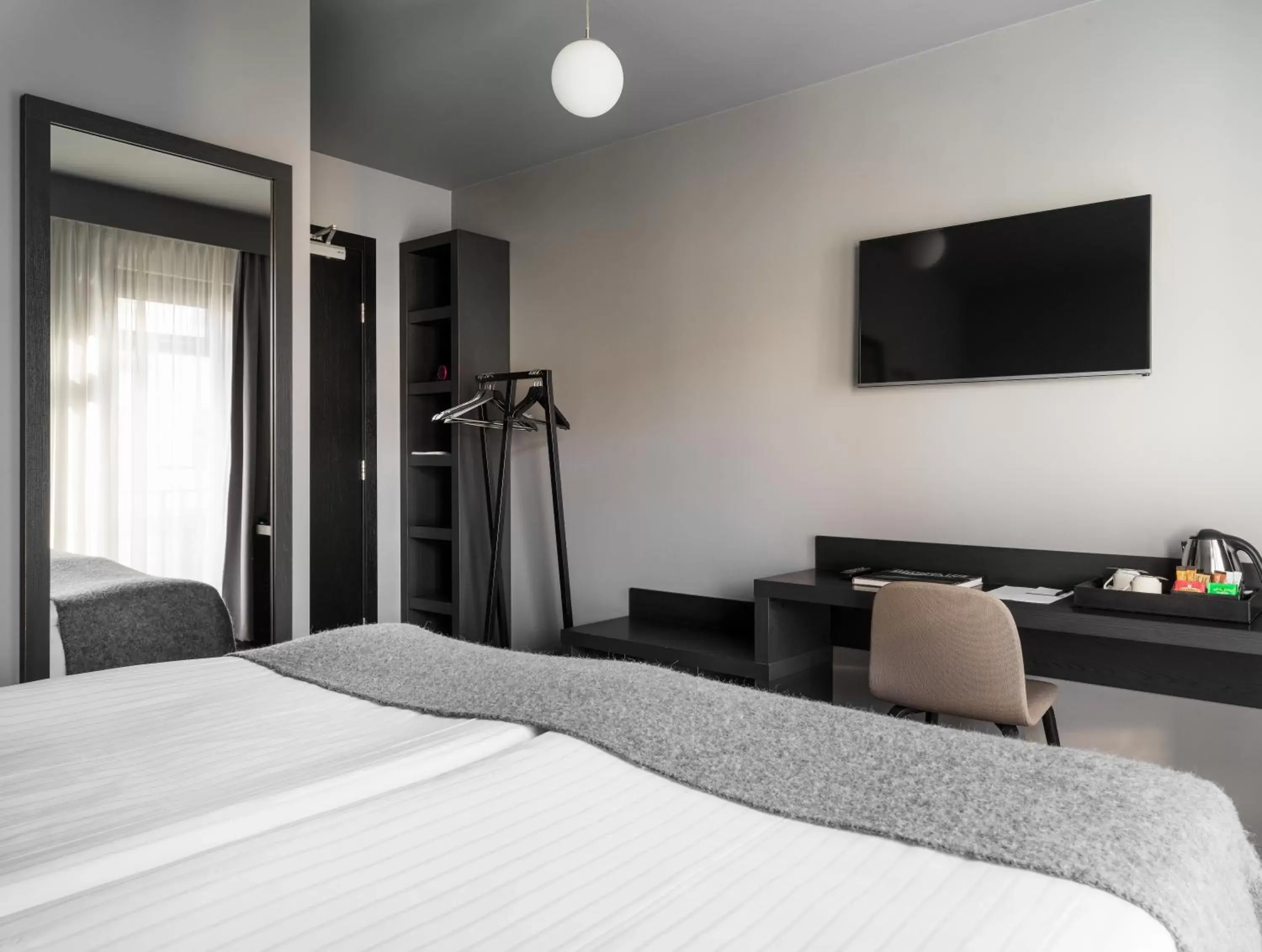 Bed, TV/Entertainment Center in Skuggi Hotel by Keahotels