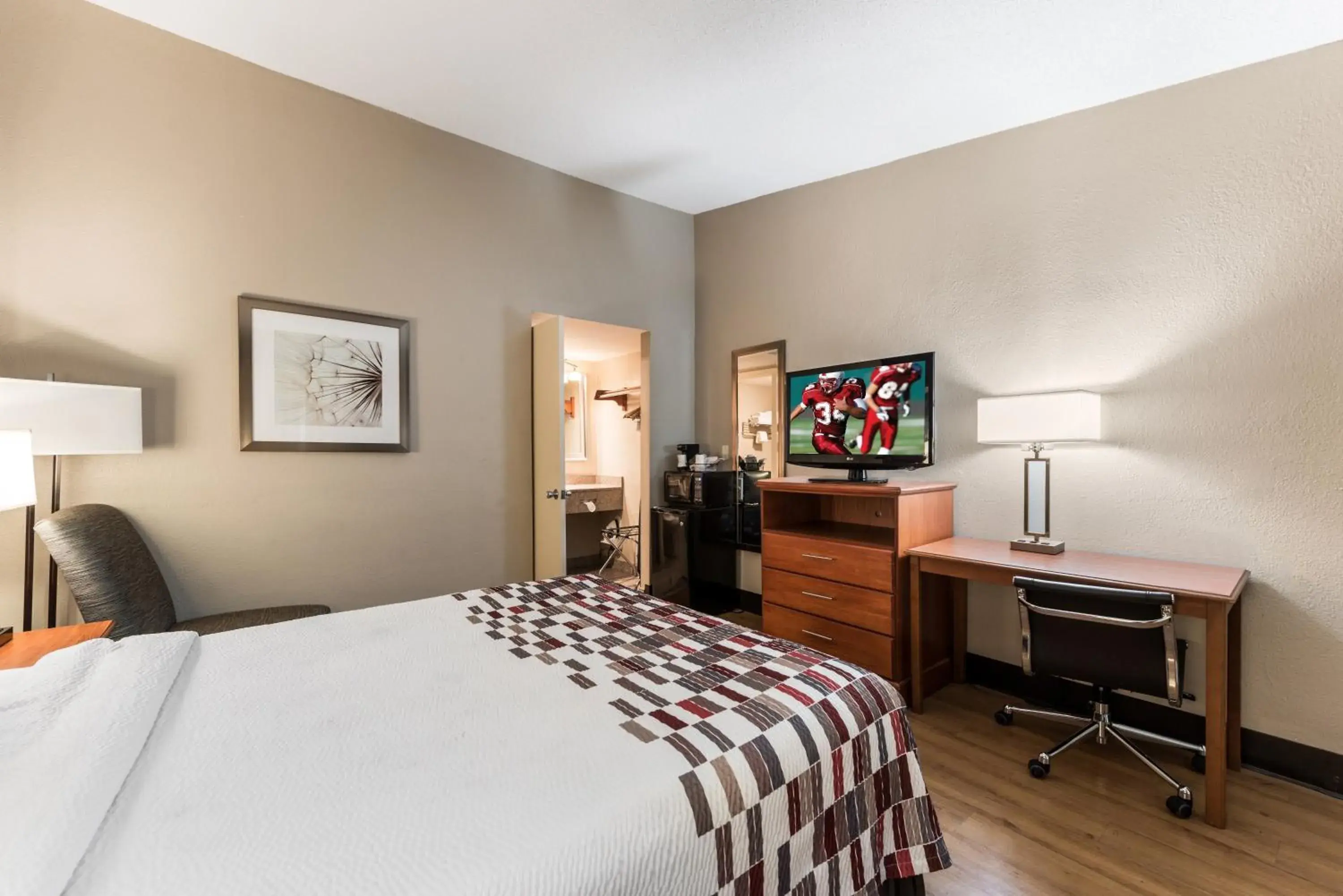 Photo of the whole room, Bed in Red Roof Inn Morton Grove