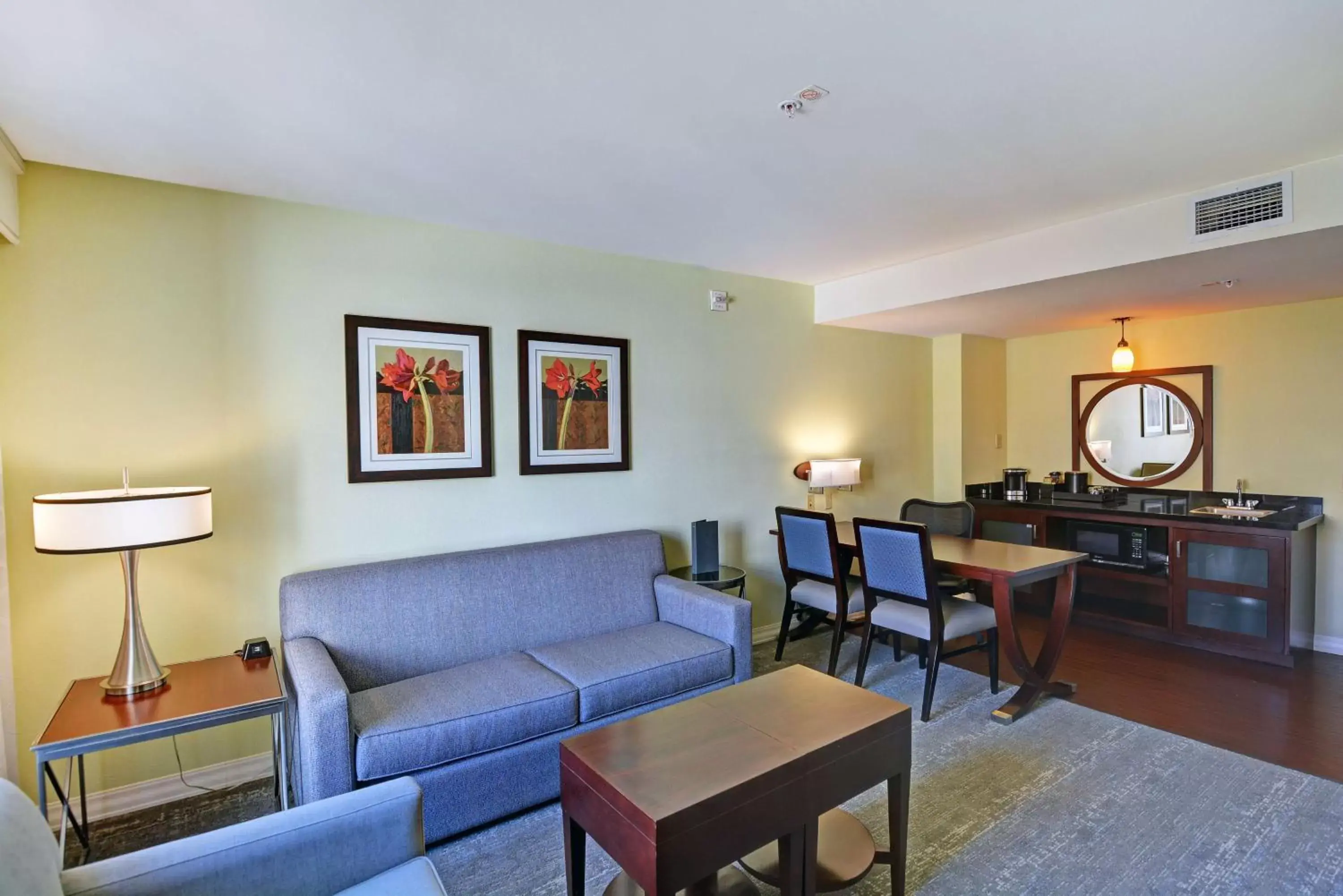 Living room, Seating Area in Embassy Suites Valencia