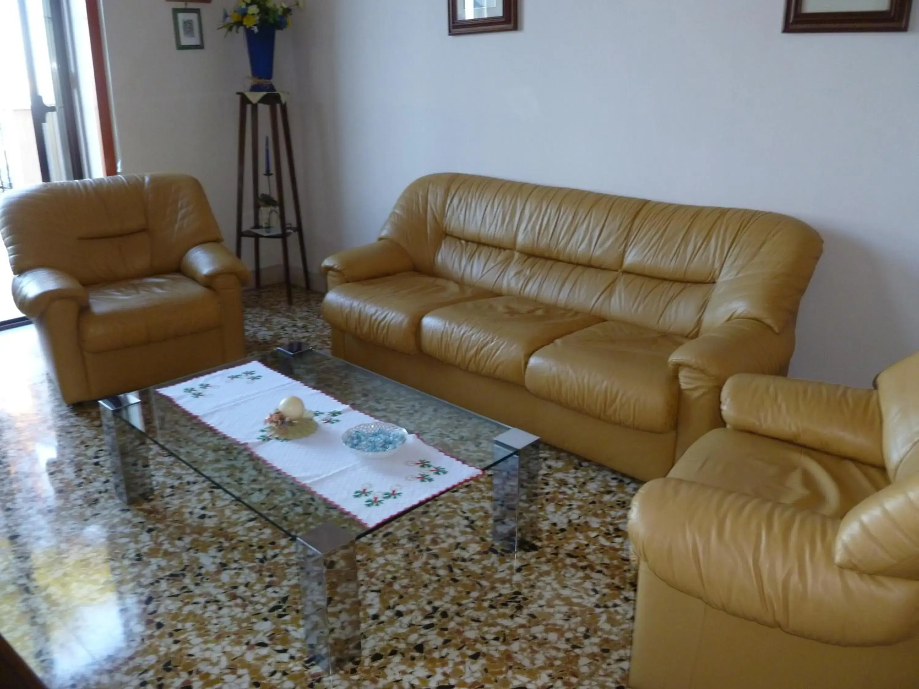 Communal lounge/ TV room, Seating Area in Ancelle Sorrento - Casa d'Accoglienza