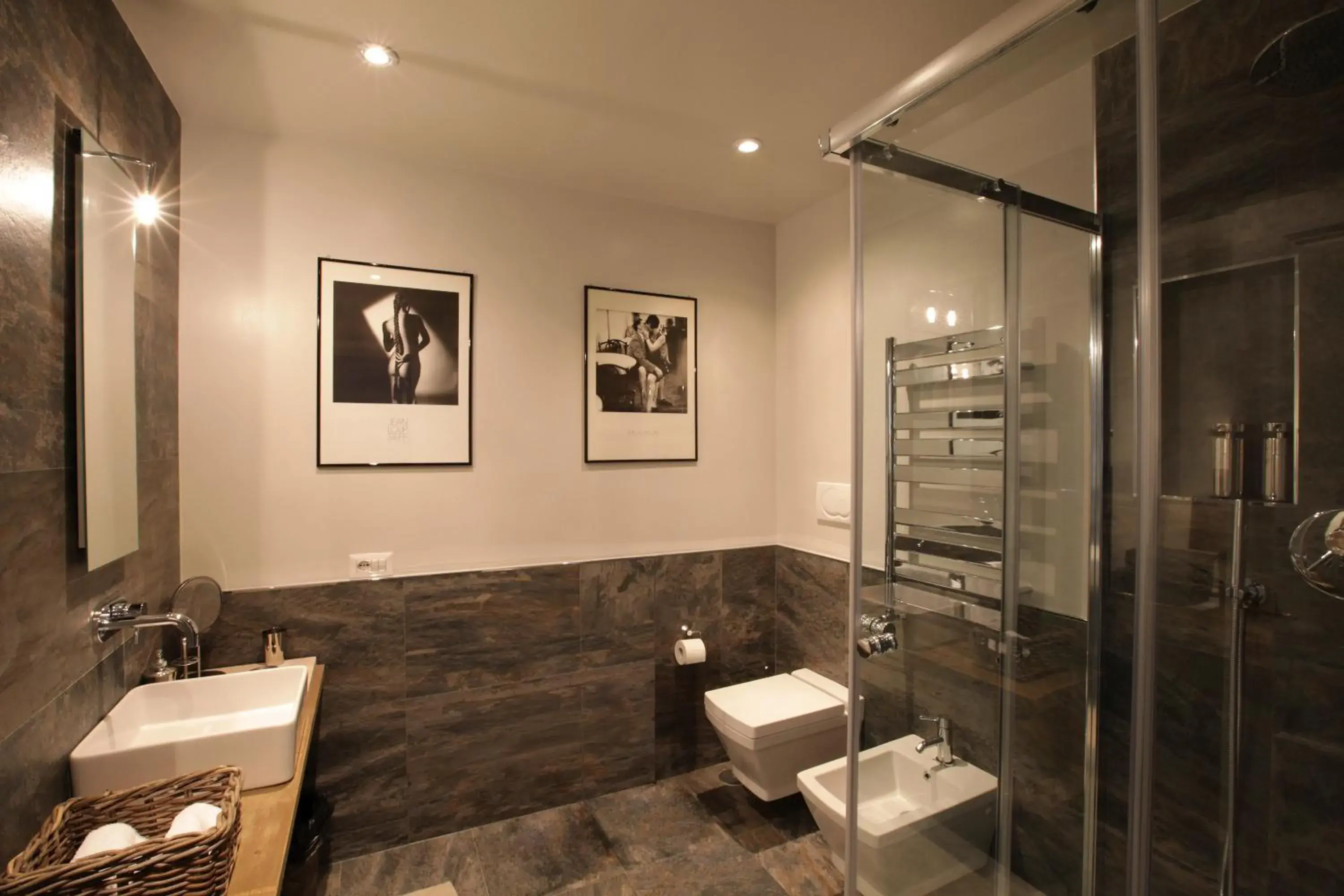 Shower, Restaurant/Places to Eat in The Independent Suites