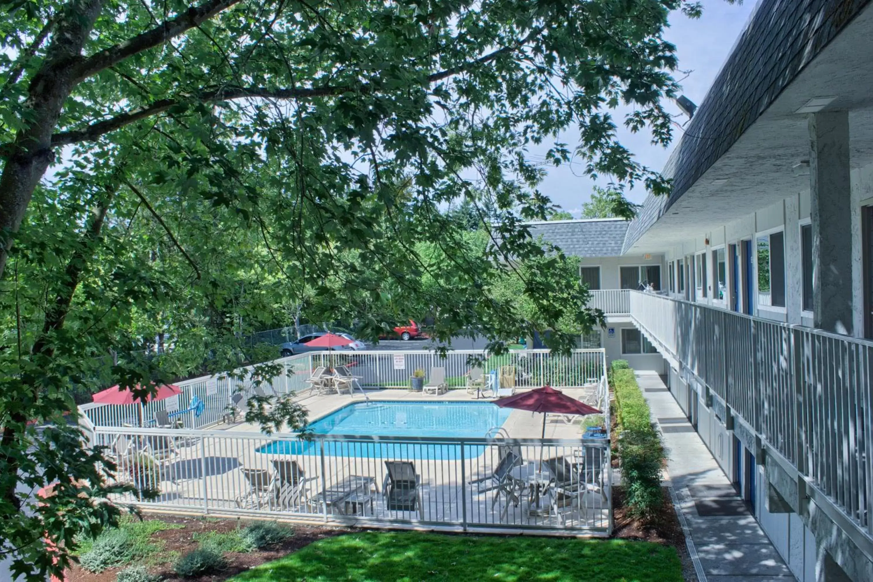 Property building, Pool View in Motel 6-Issaquah, WA - Seattle - East