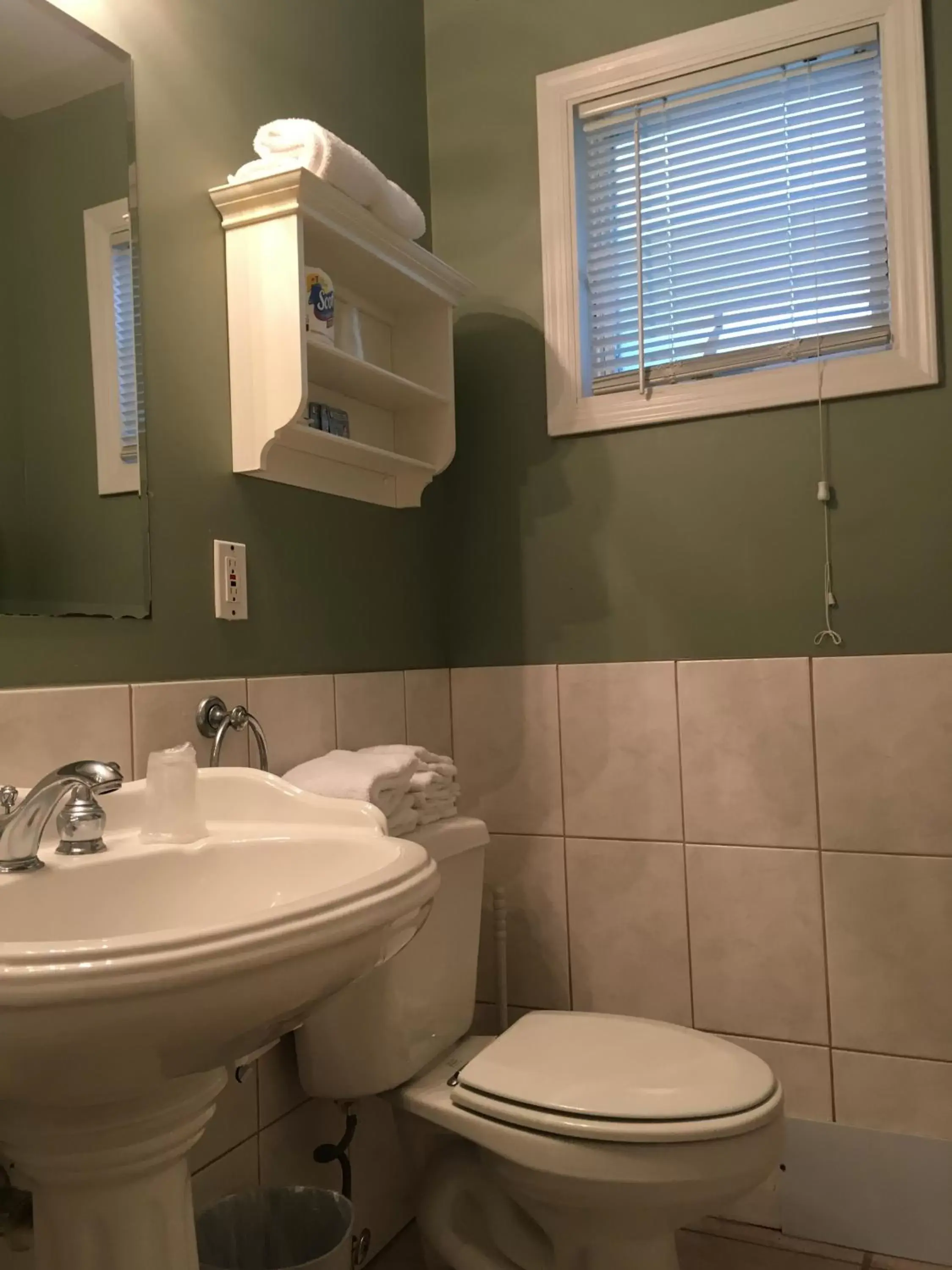 Shower, Bathroom in Westhampton Seabreeze Motel