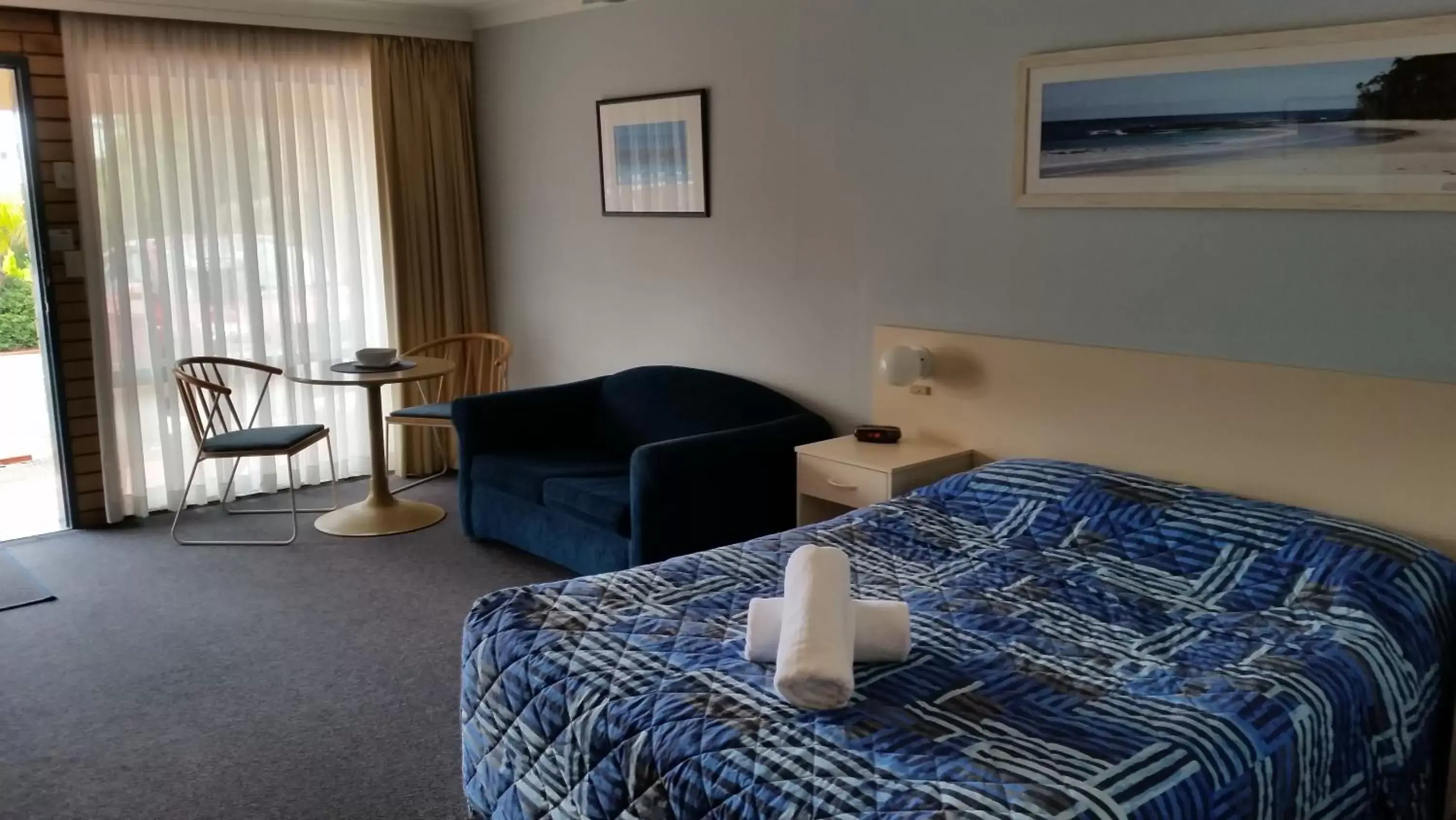 Photo of the whole room, Bed in Dolphins of Mollymook Motel and Fifth Green Apartments