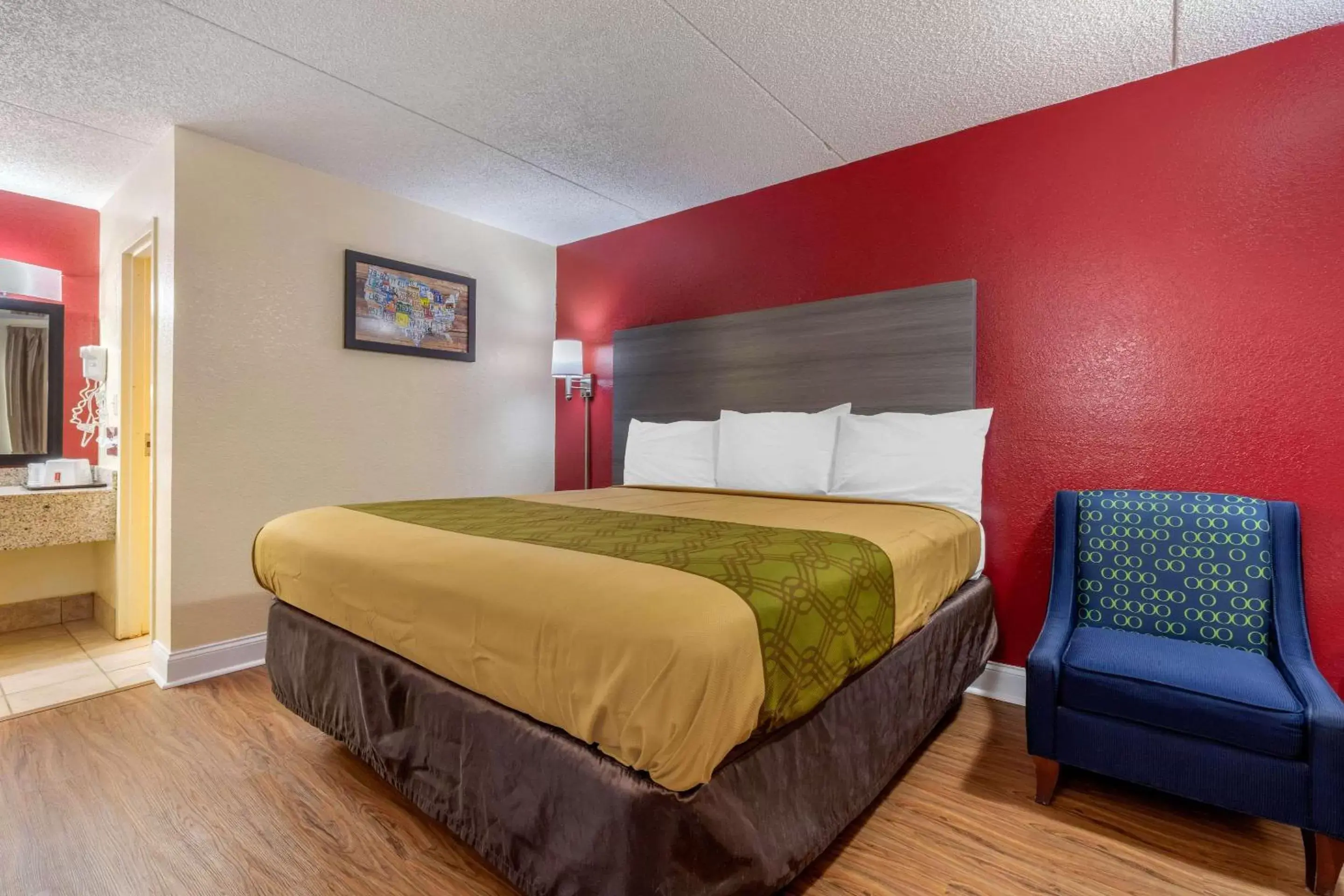 Photo of the whole room, Bed in Econo Lodge Chattanooga