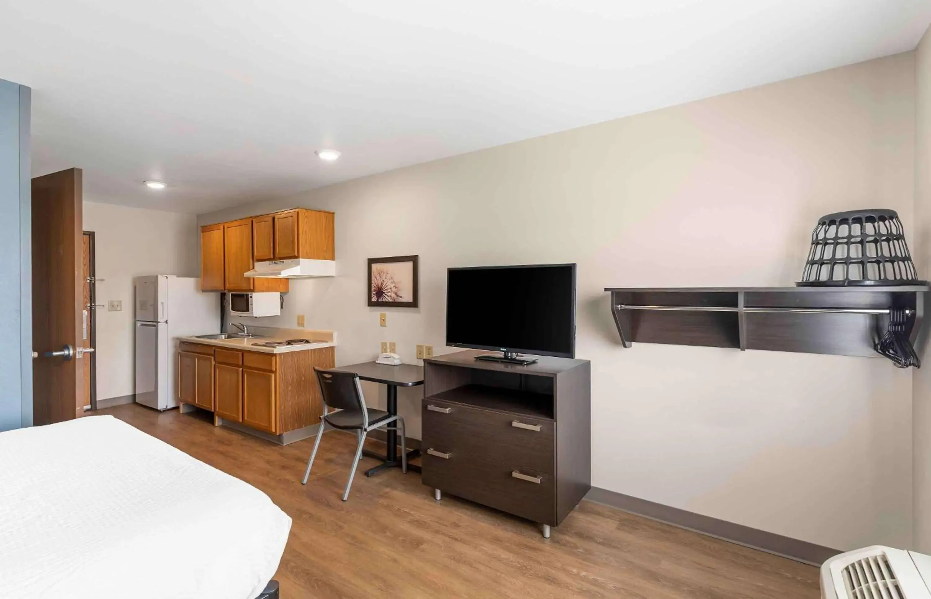 Bedroom, TV/Entertainment Center in Extended Stay America Select Suites - Firestone