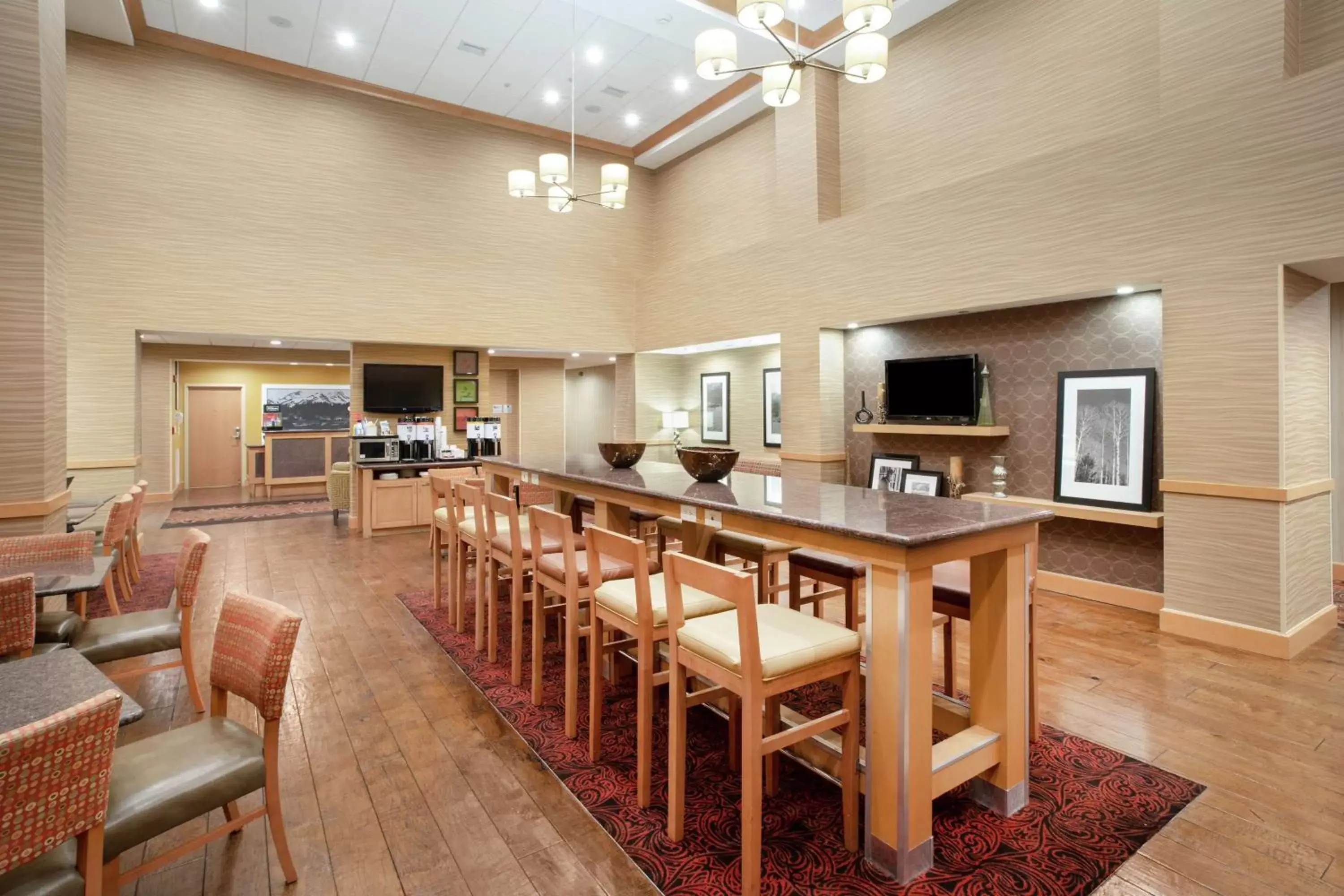 Lobby or reception, Lounge/Bar in Hampton Inn and Suites Denver/South-RidgeGate