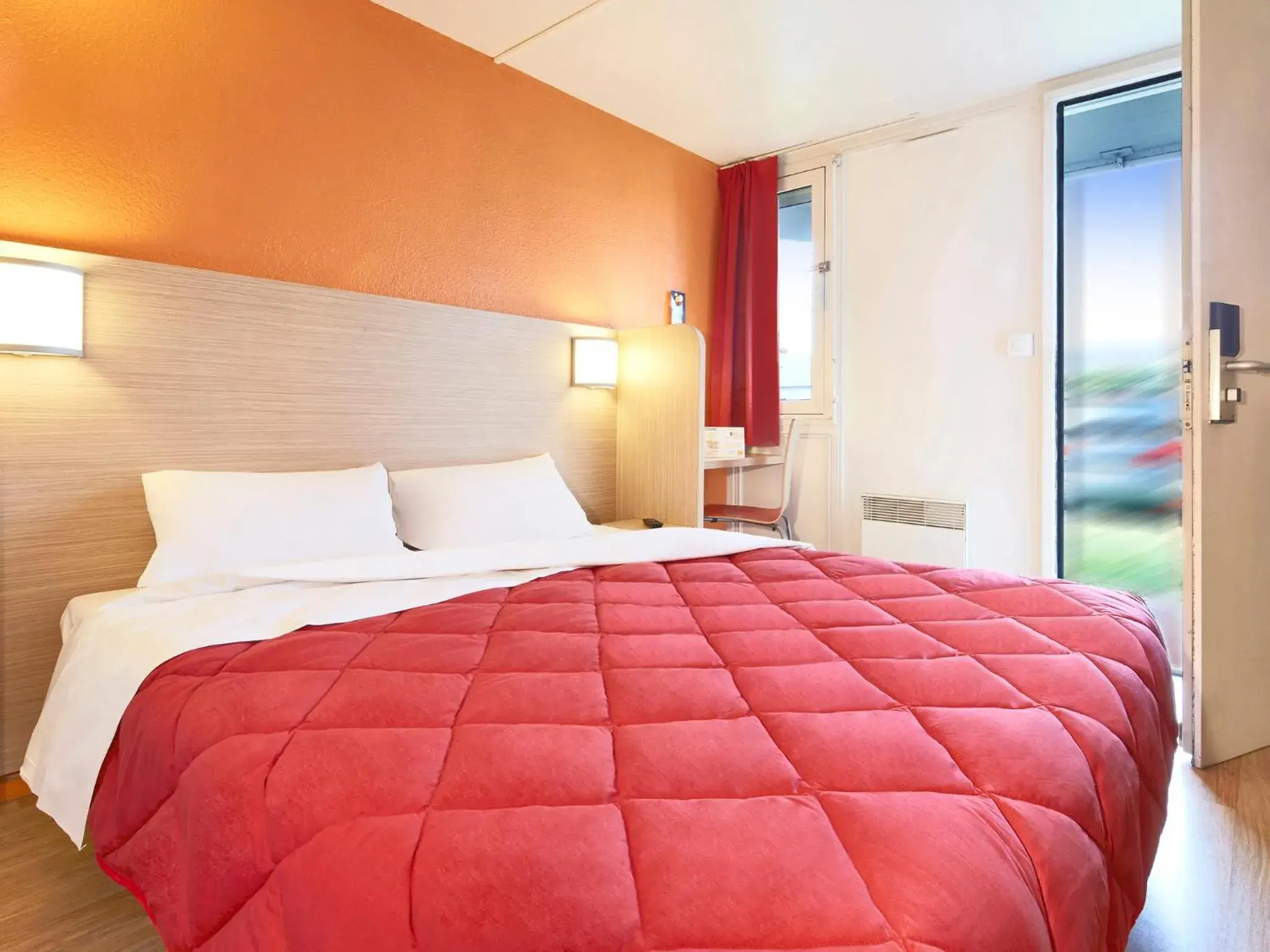 Bedroom, Bed in Premiere Classe Paris Ouest - Pont de Suresnes Hotel