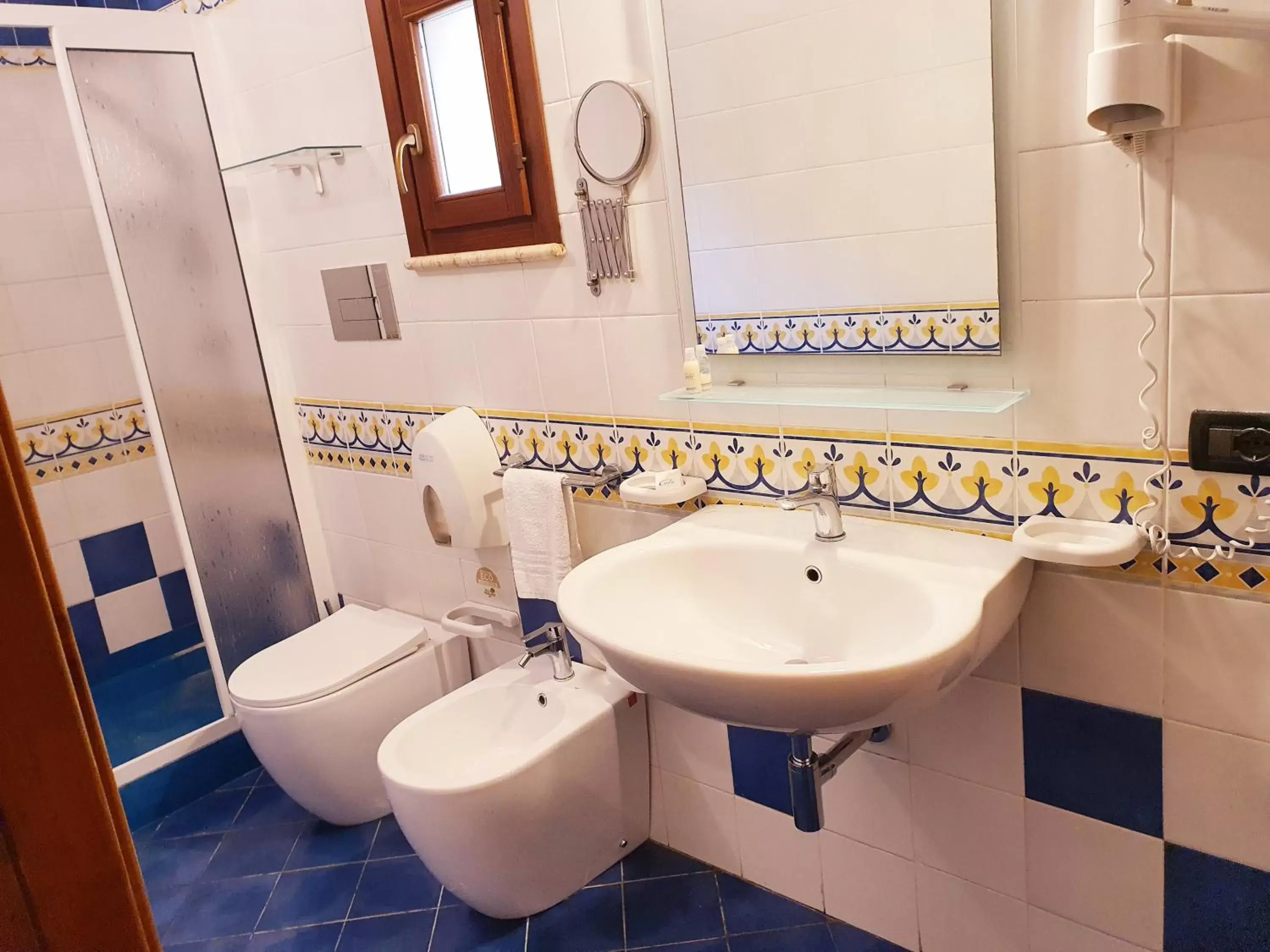 Shower, Bathroom in Hotel Cala Marina