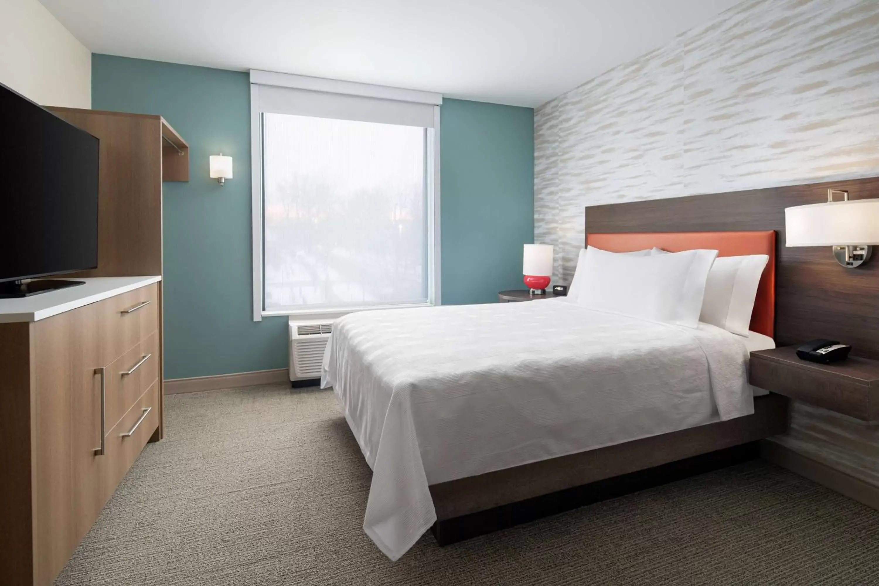 Bedroom, Bed in Home2 Suites by Hilton Des Moines at Drake University