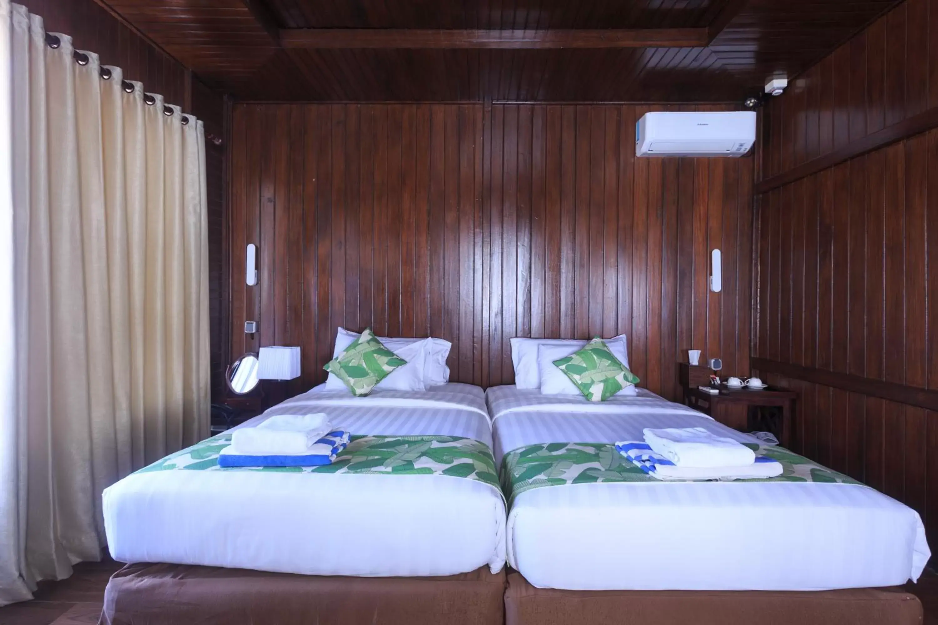 Photo of the whole room, Bed in Sylvia Beach Villa