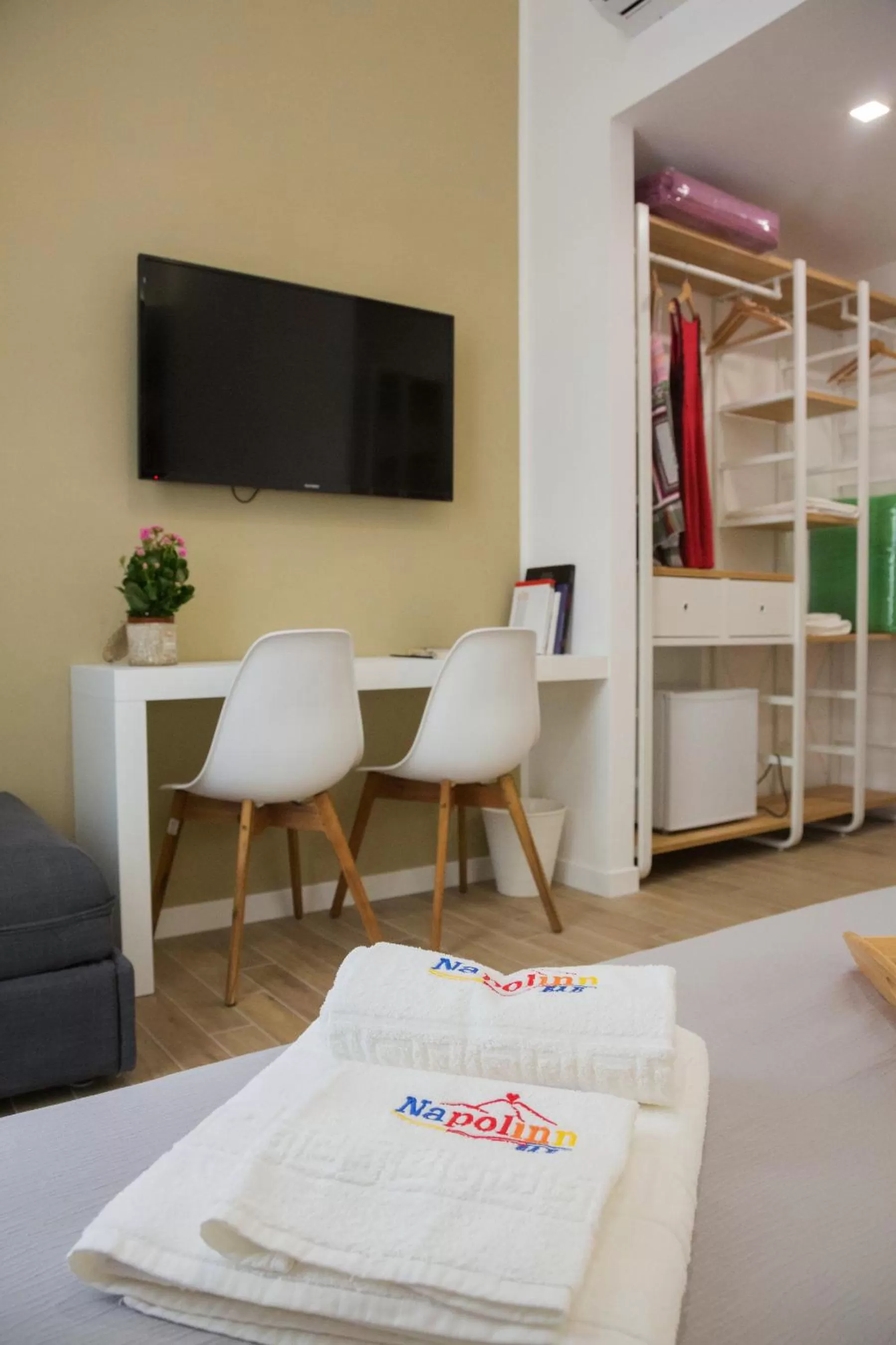 Photo of the whole room, Bed in Napolinn