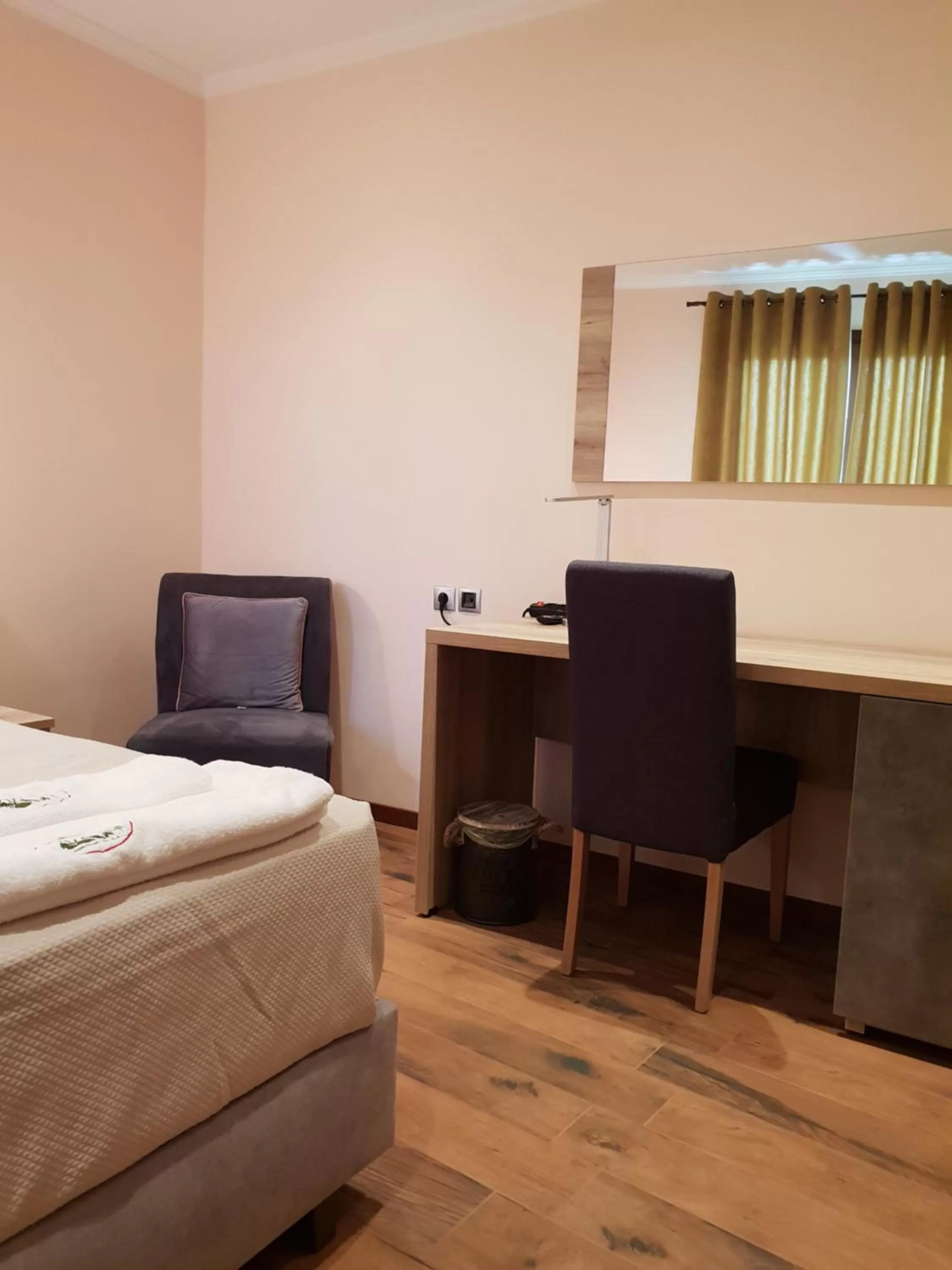 Photo of the whole room, Bed in Mondeus Inn Luxury