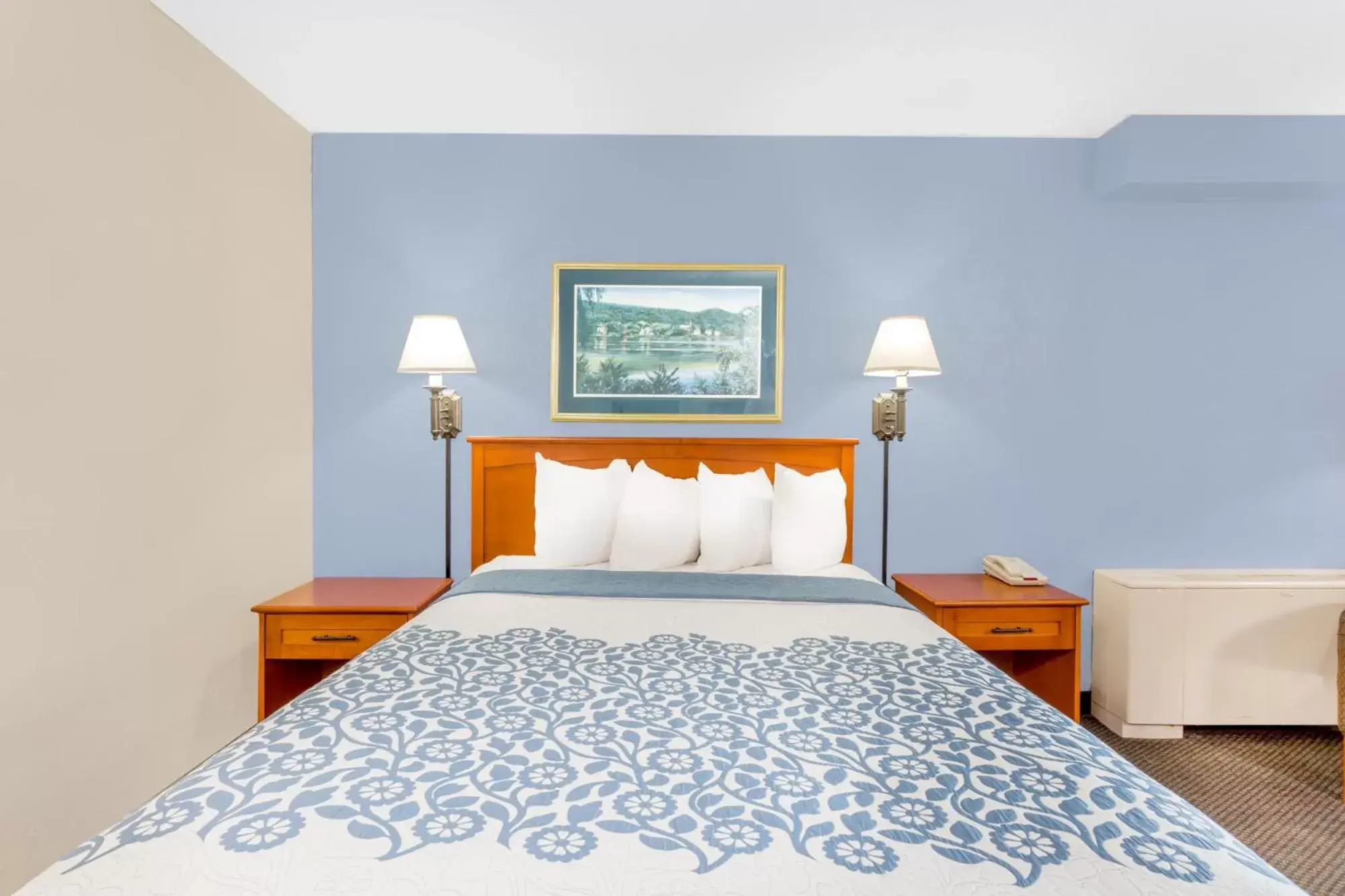 Bed in Days Inn by Wyndham Cedar Falls- University Plaza
