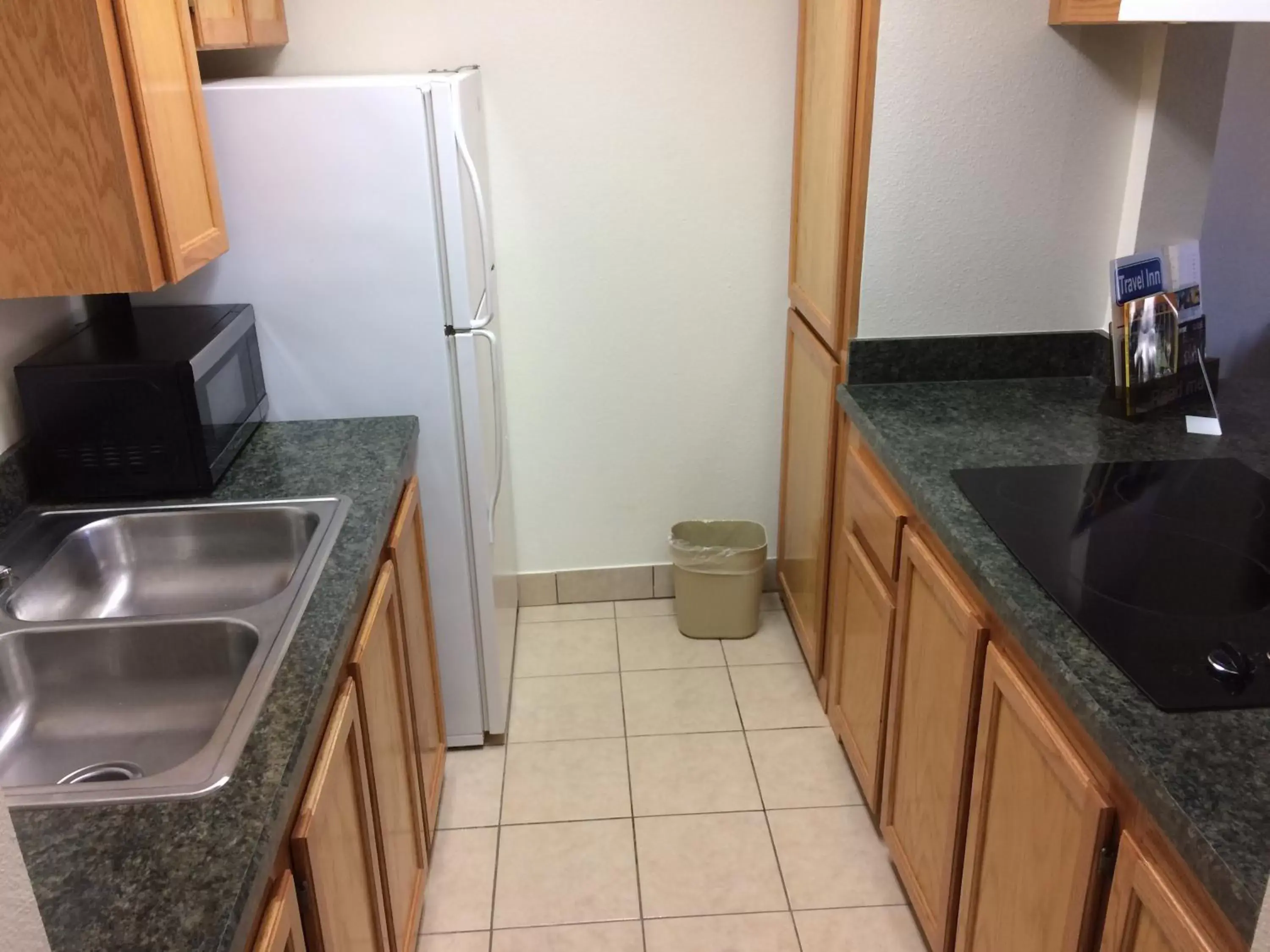 Kitchen/Kitchenette in Travel Inn & Suites Atlanta Texas