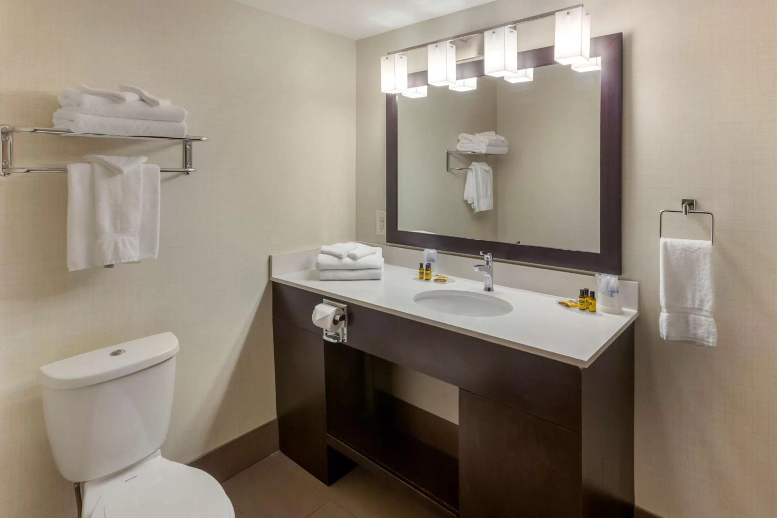 Bathroom in Best Western Plus Leamington Hotel & Conference Centre