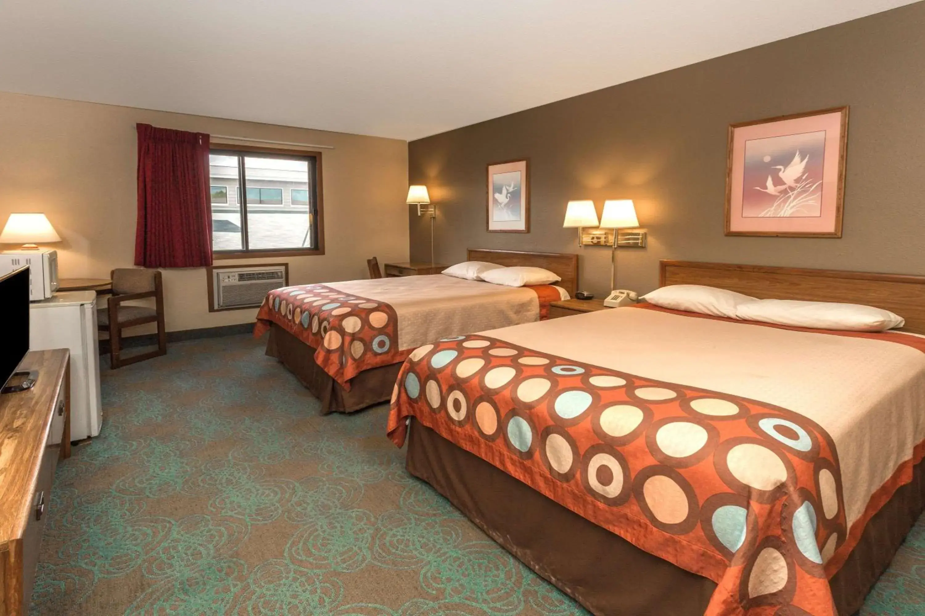 Photo of the whole room, Bed in Super 8 by Wyndham Hartford WI