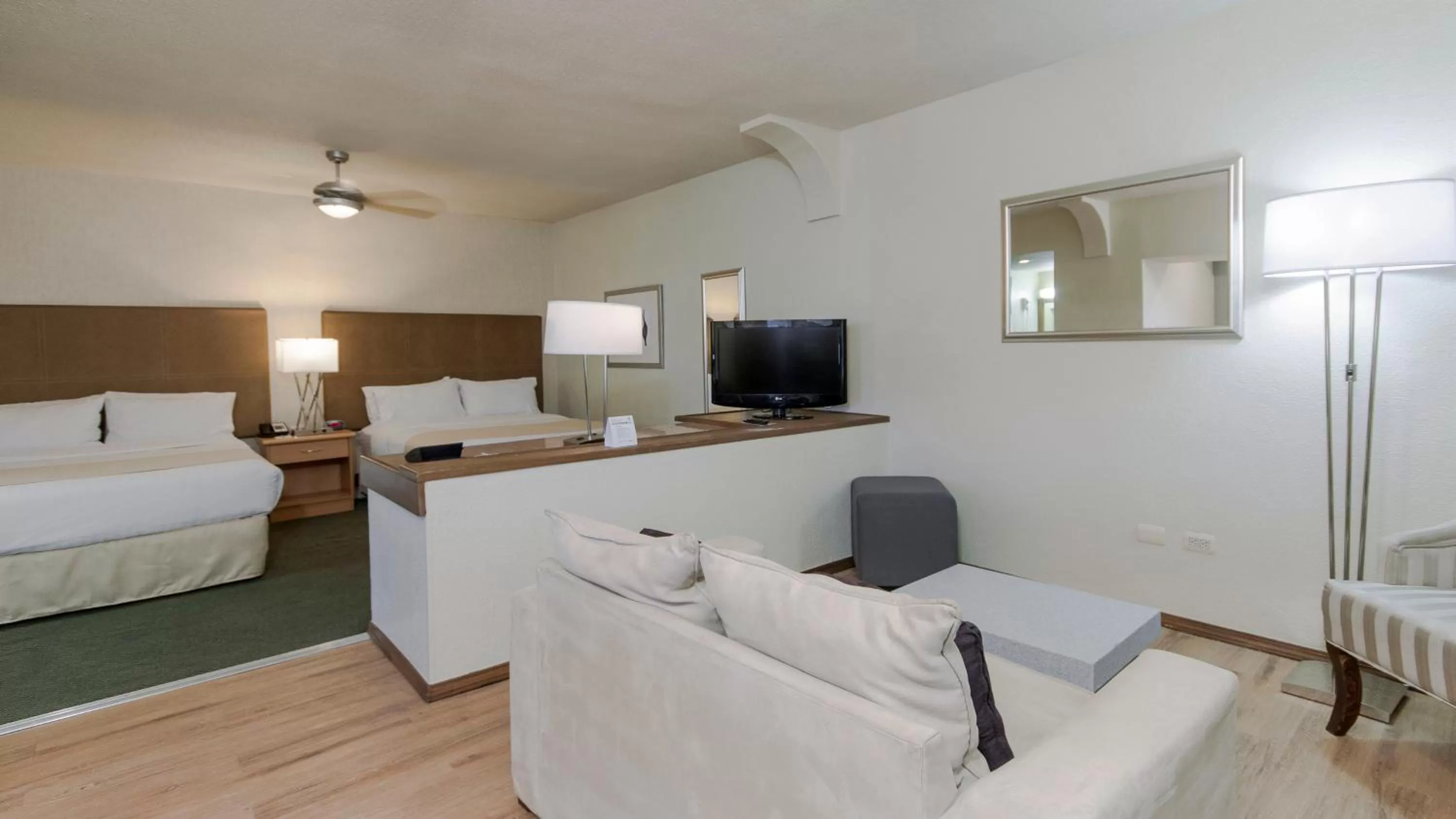 Photo of the whole room, Bed in Holiday Inn & Suites Chihuahua Expo by IHG