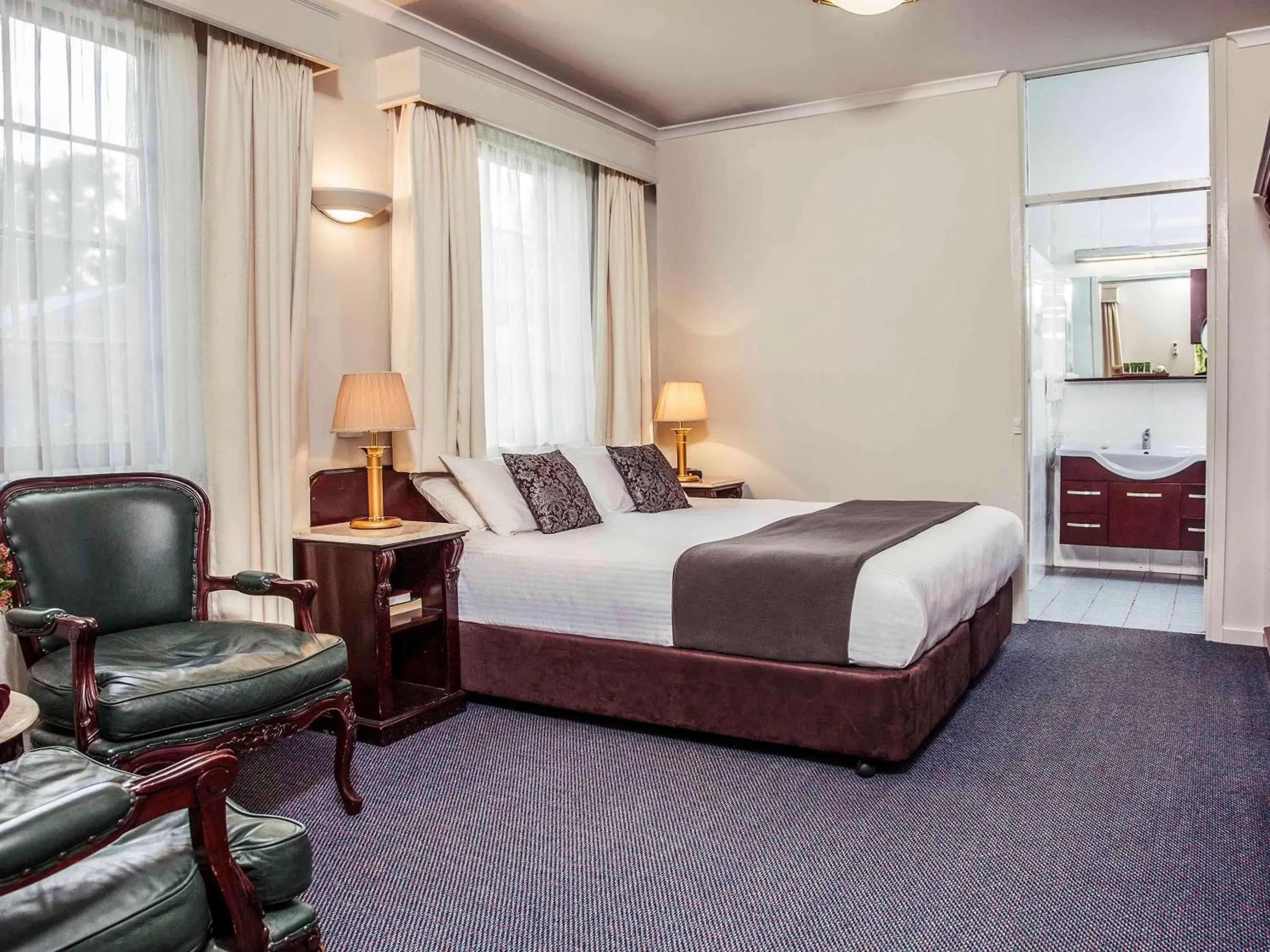 Photo of the whole room, Bed in Mercure Ballarat Hotel & Convention Centre