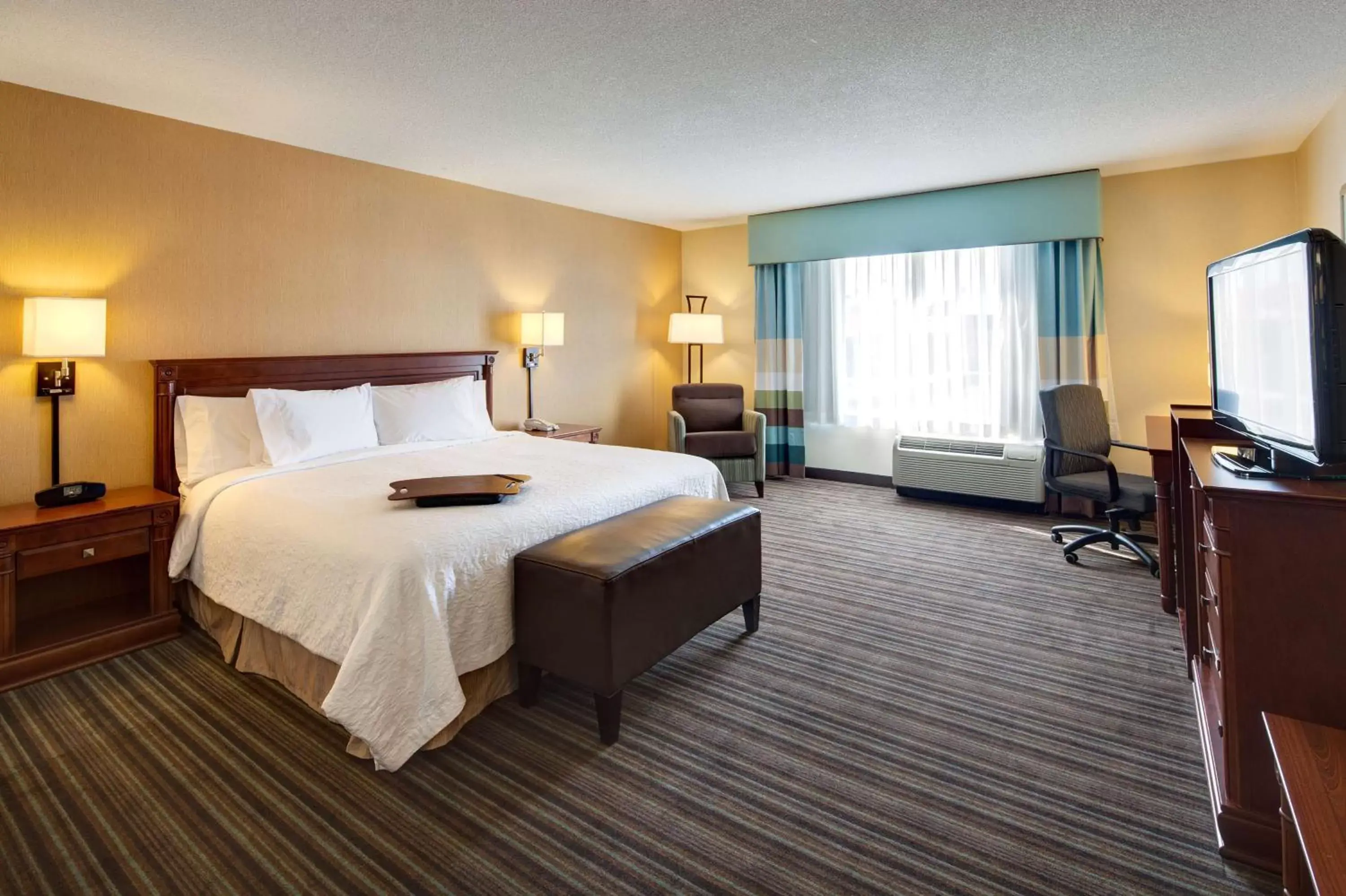 Bed in Hampton Inn & Suites by Hilton Toronto Airport