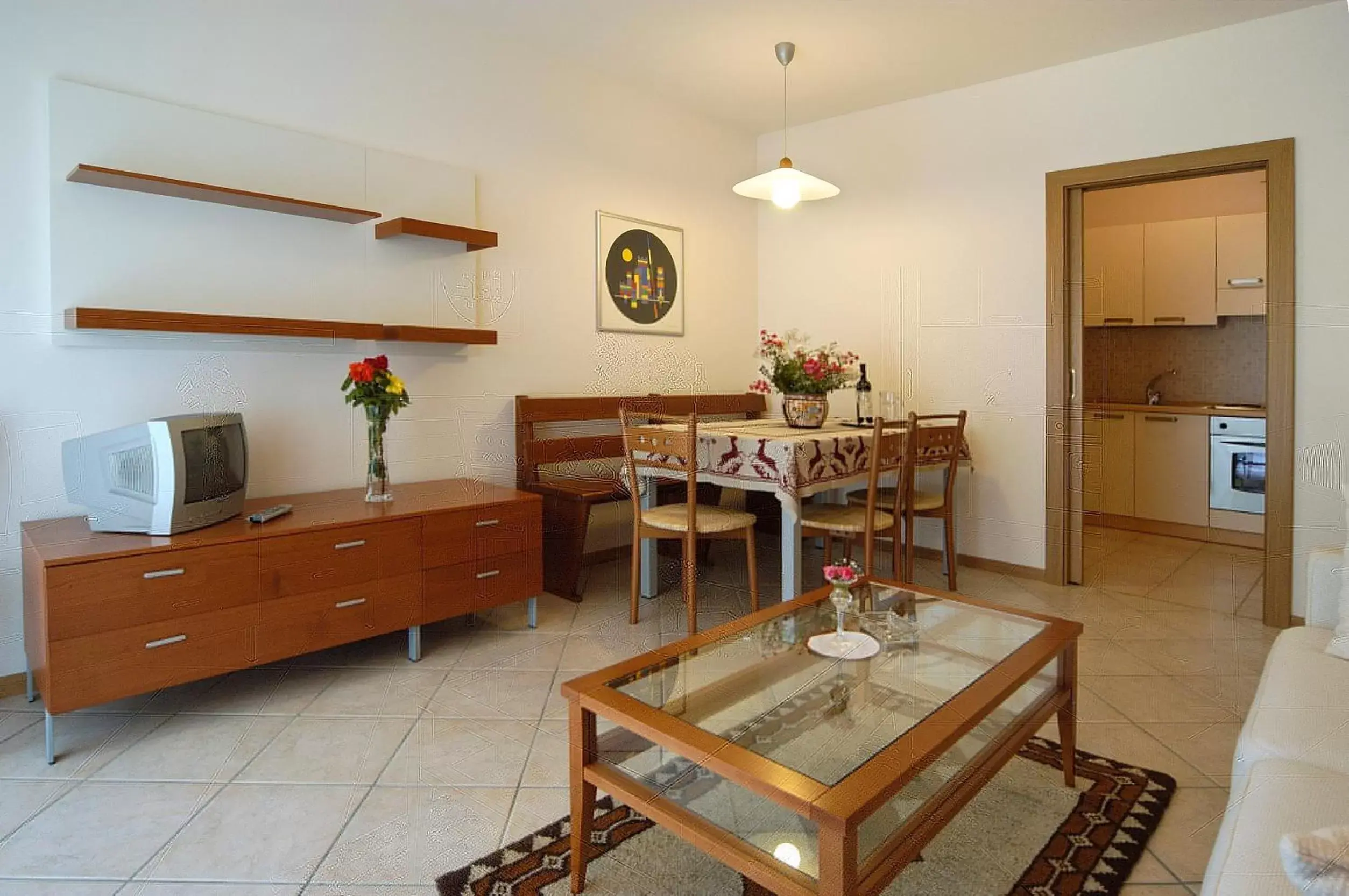 TV and multimedia, Dining Area in Hotel Karinhall