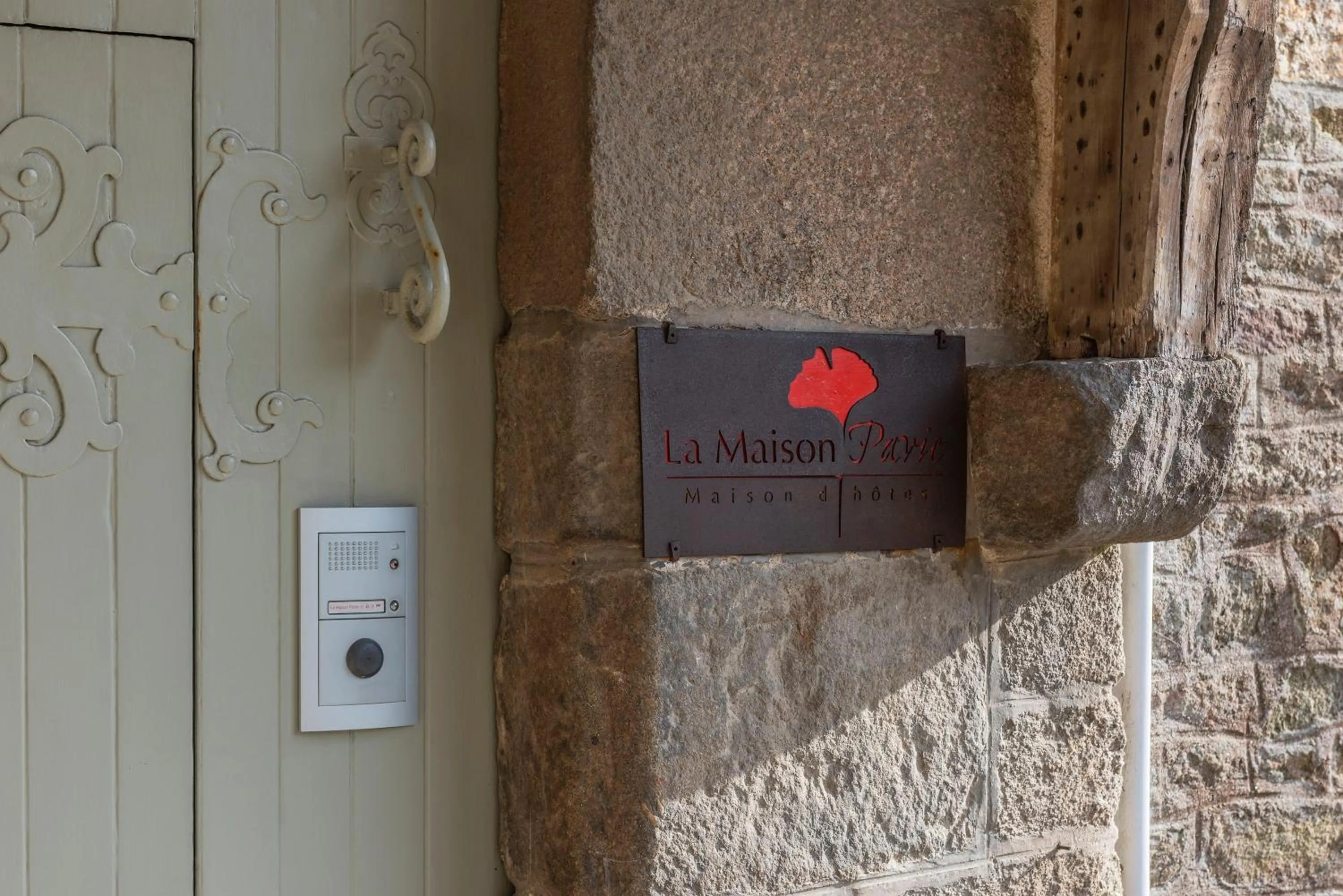 Logo/Certificate/Sign in La Maison Pavie