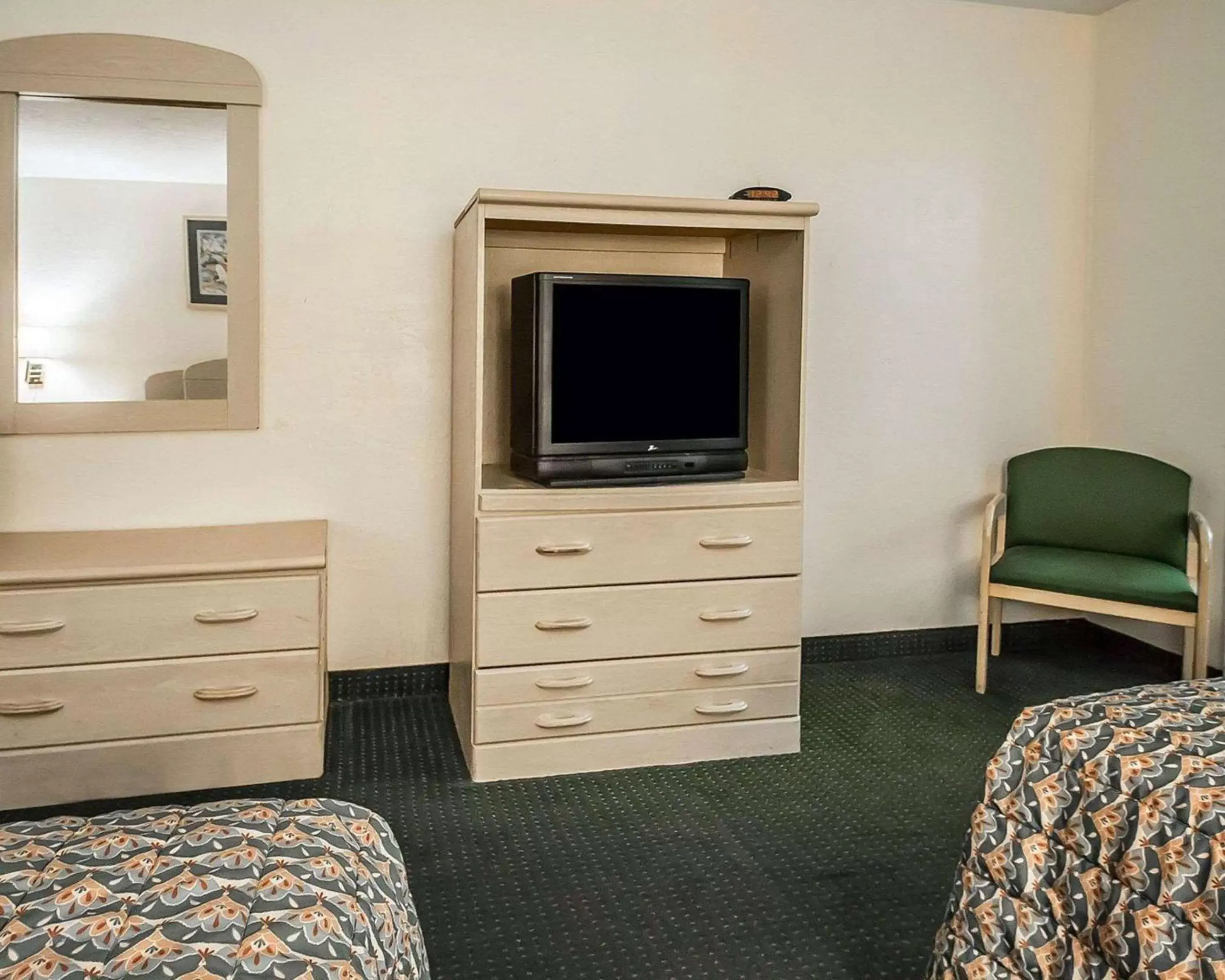 Photo of the whole room, TV/Entertainment Center in Rodeway Inn Gainesville - University Area