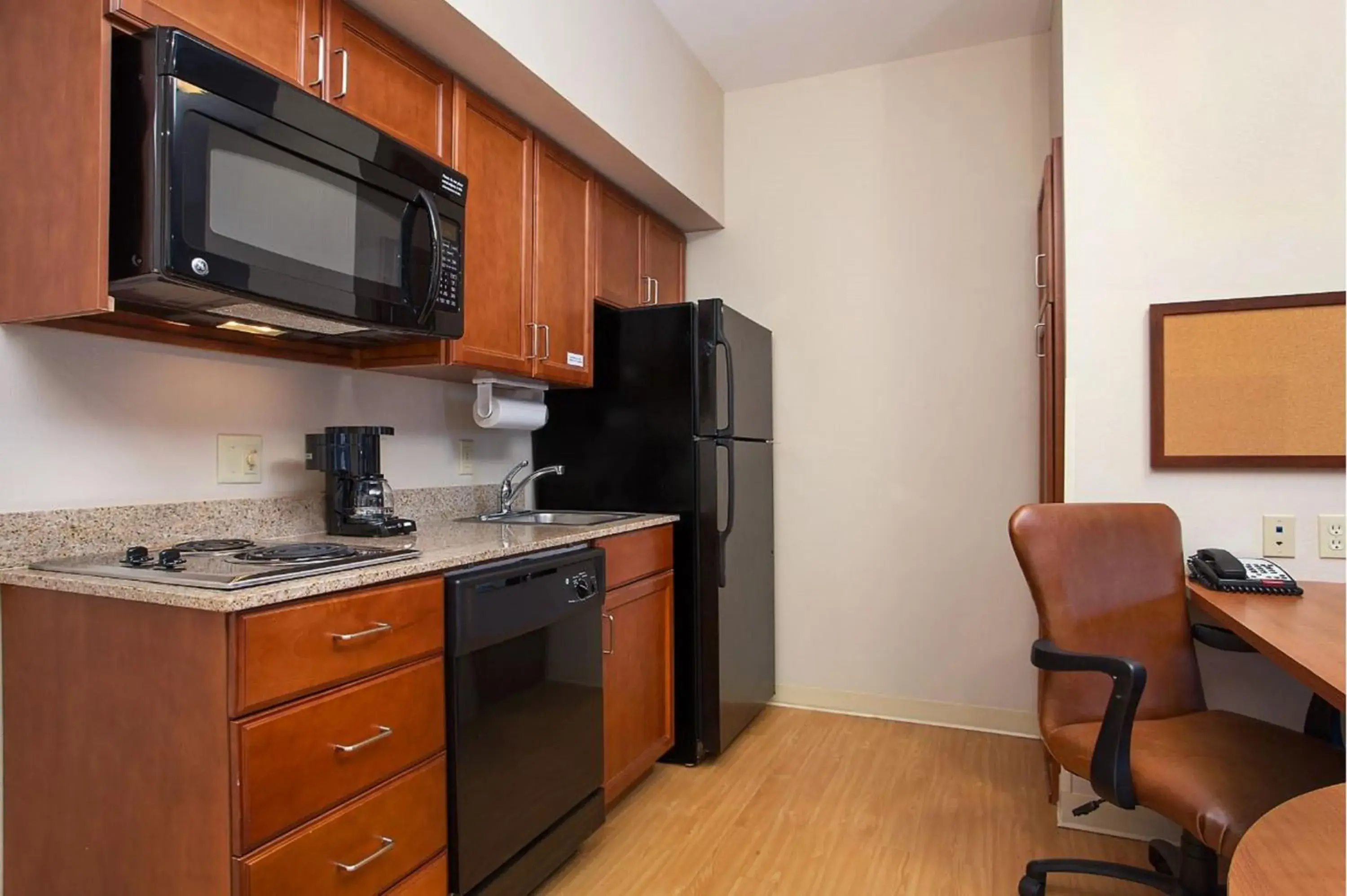 Photo of the whole room, Kitchen/Kitchenette in Candlewood Suites Vicksburg
