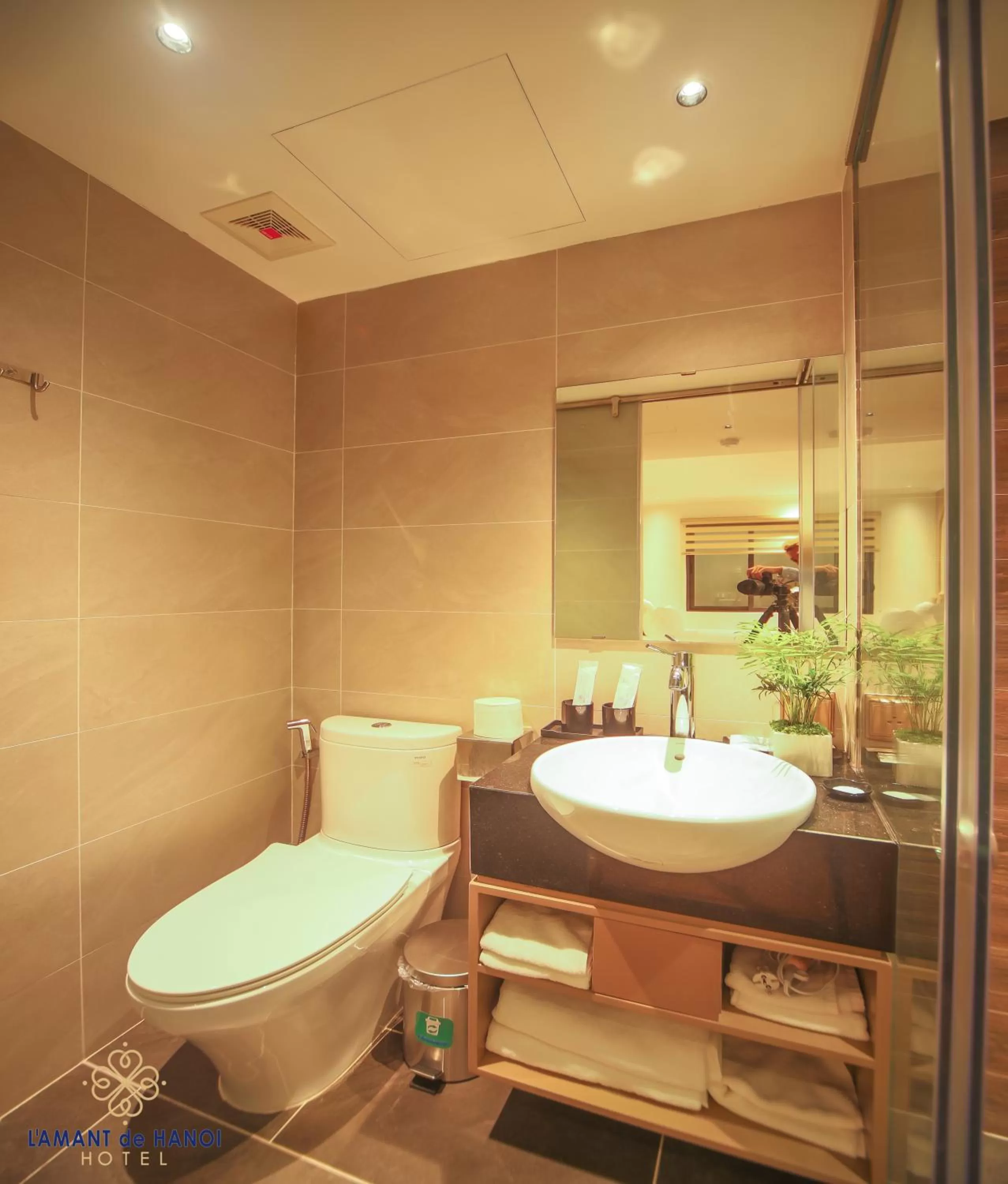 Bathroom in L'amant de Hanoi Hotel - khách sạn Lamant de Hà Nội