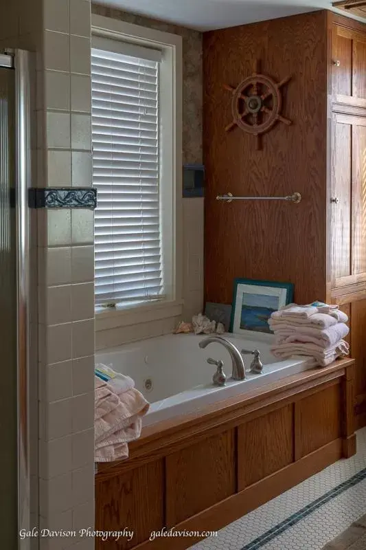 Bathroom in Clary Lake Bed and Breakfast