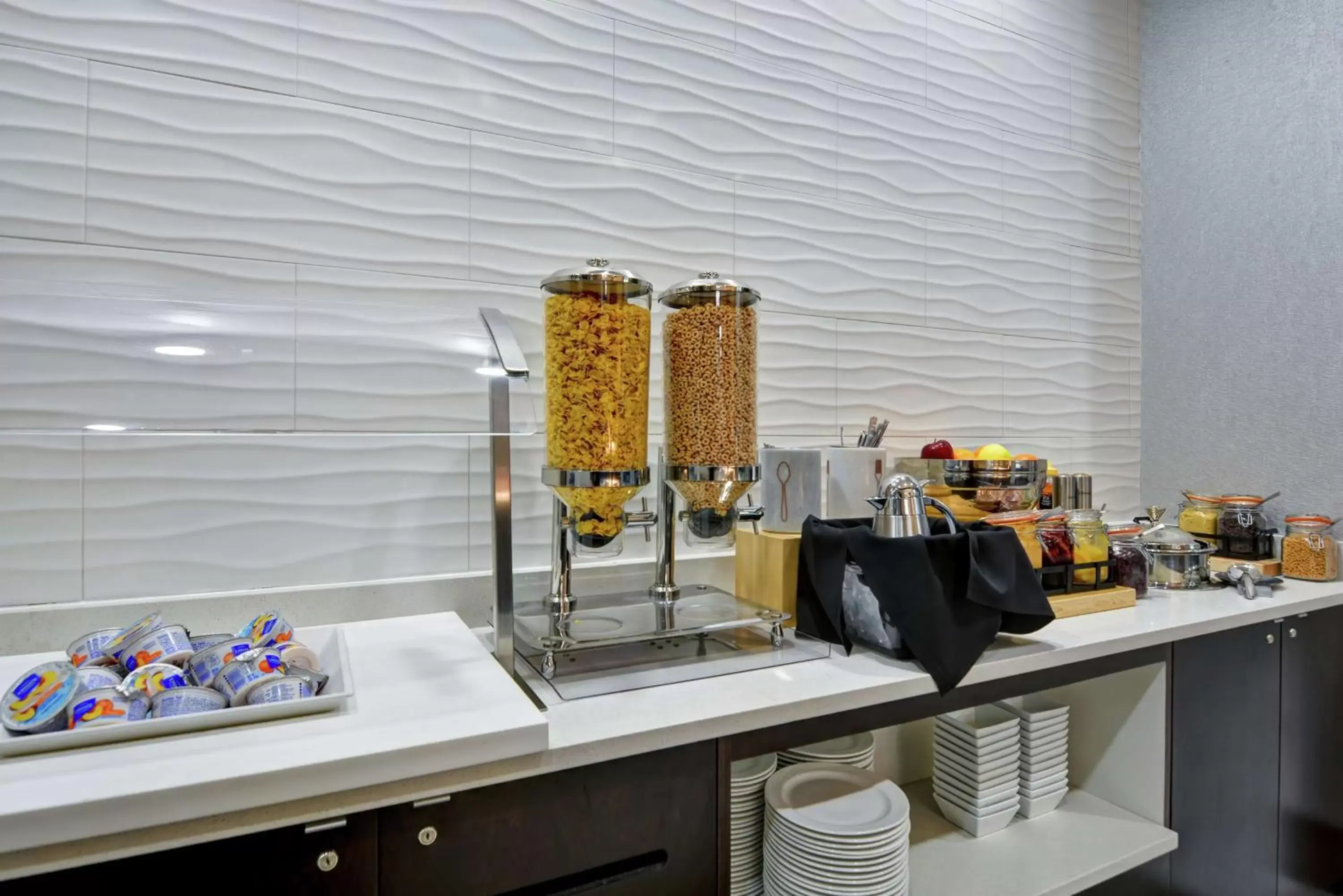 Dining area in Embassy Suites By Hilton Plainfield Indianapolis Airport