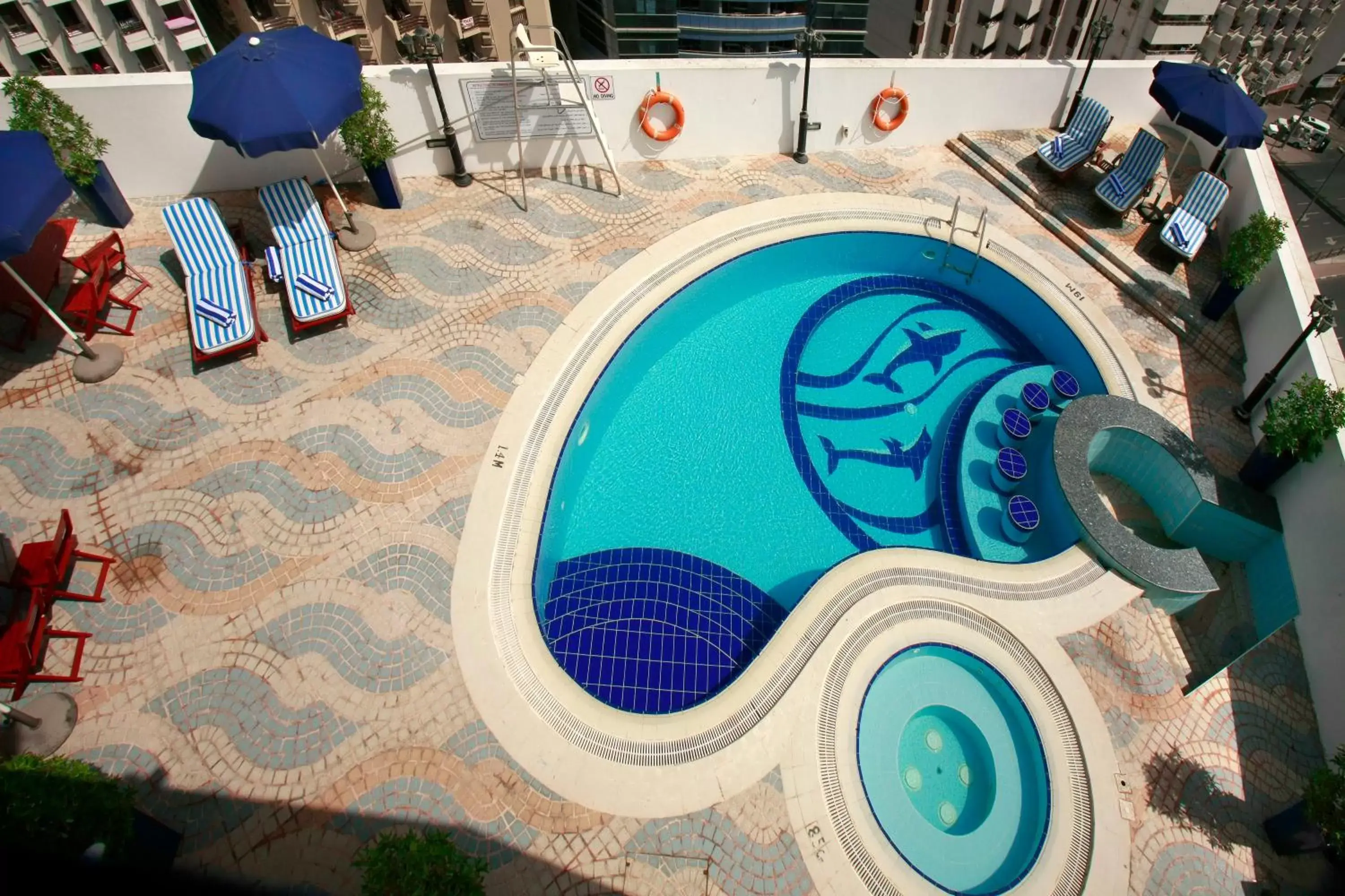 Restaurant/places to eat, Swimming Pool in Howard Johnson Bur Dubai