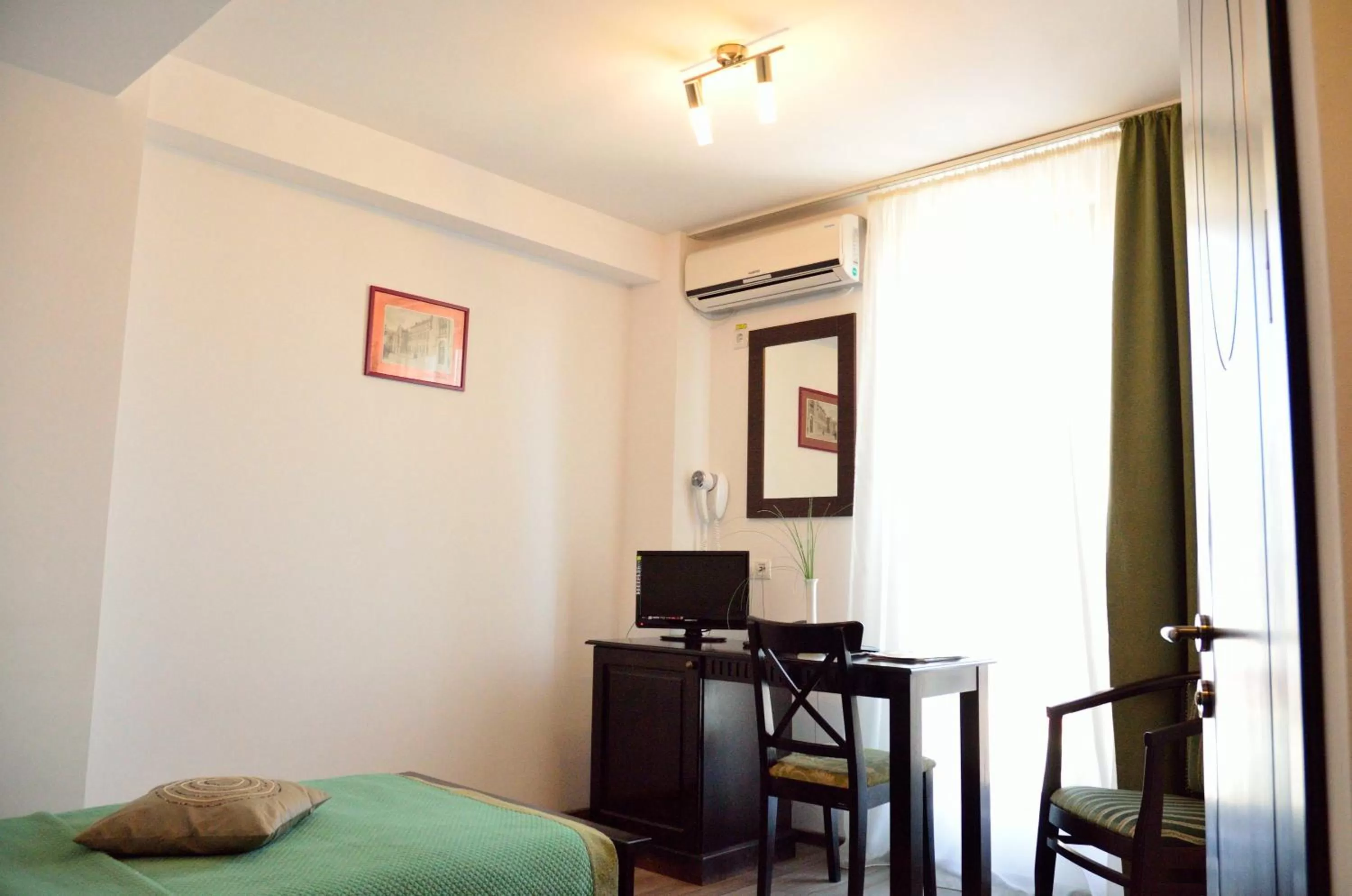 Photo of the whole room, Bed in Hotel Belleville