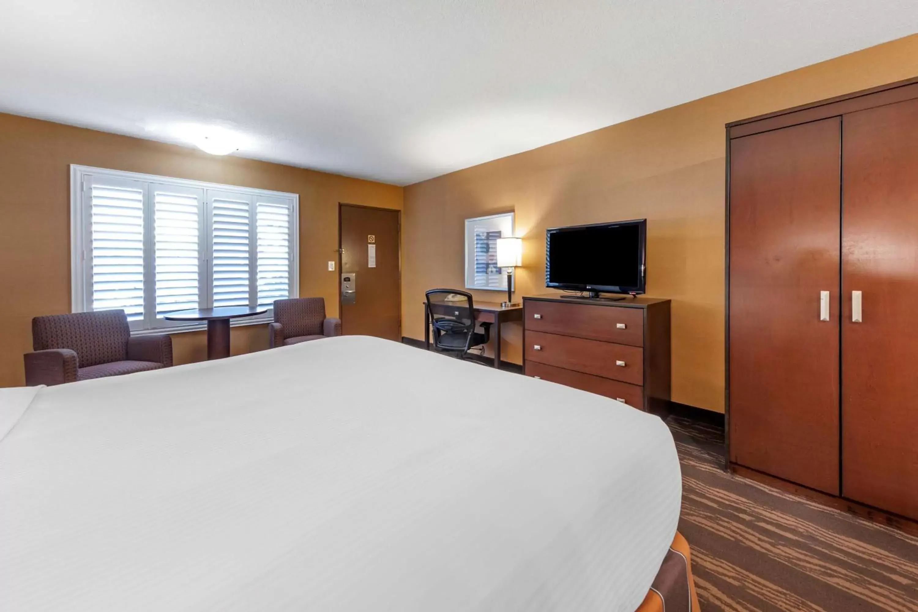 Bedroom, TV/Entertainment Center in Best Western Plus Stovall's Inn