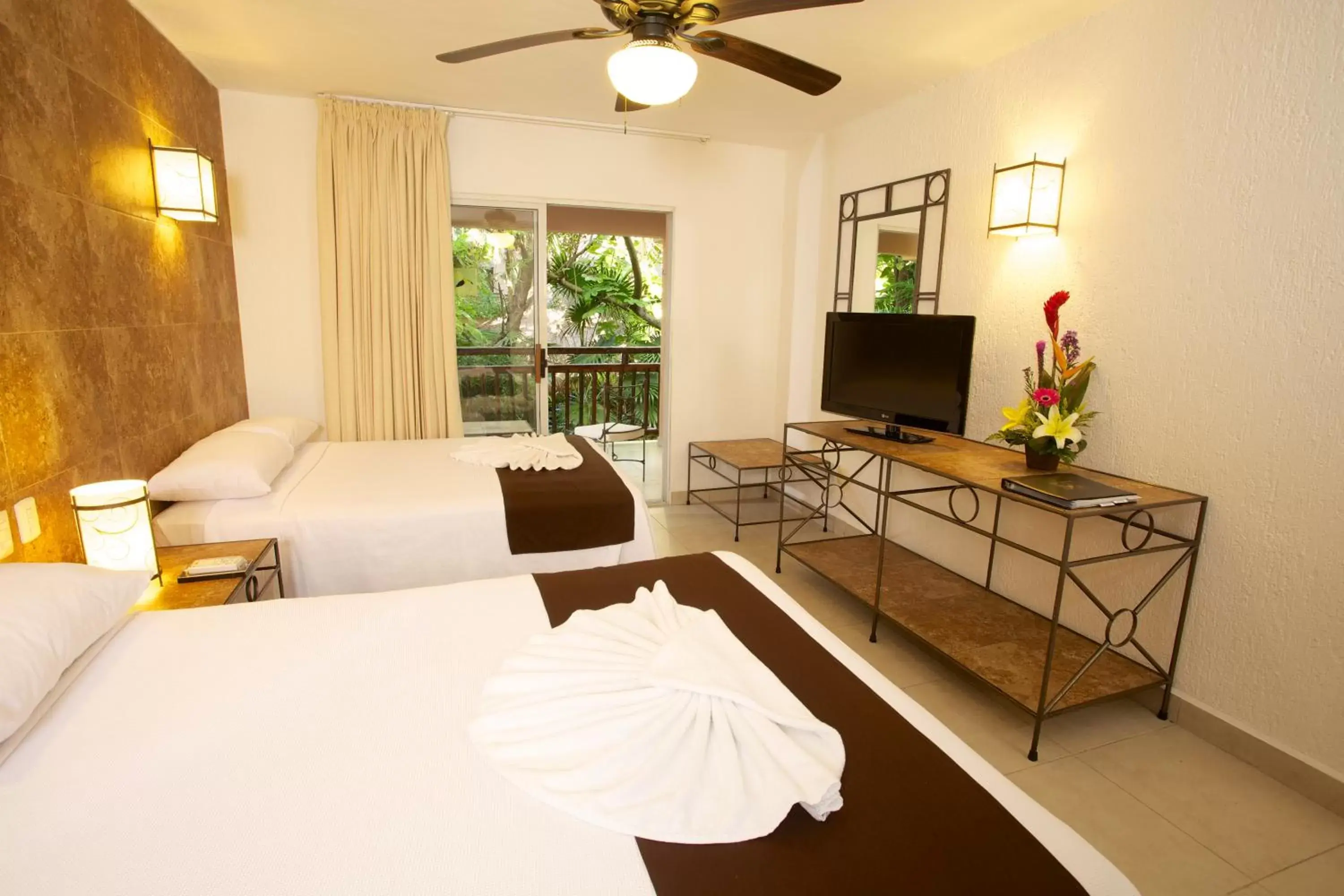 Bed, TV/Entertainment Center in Tukan Hotel Playa del Carmen
