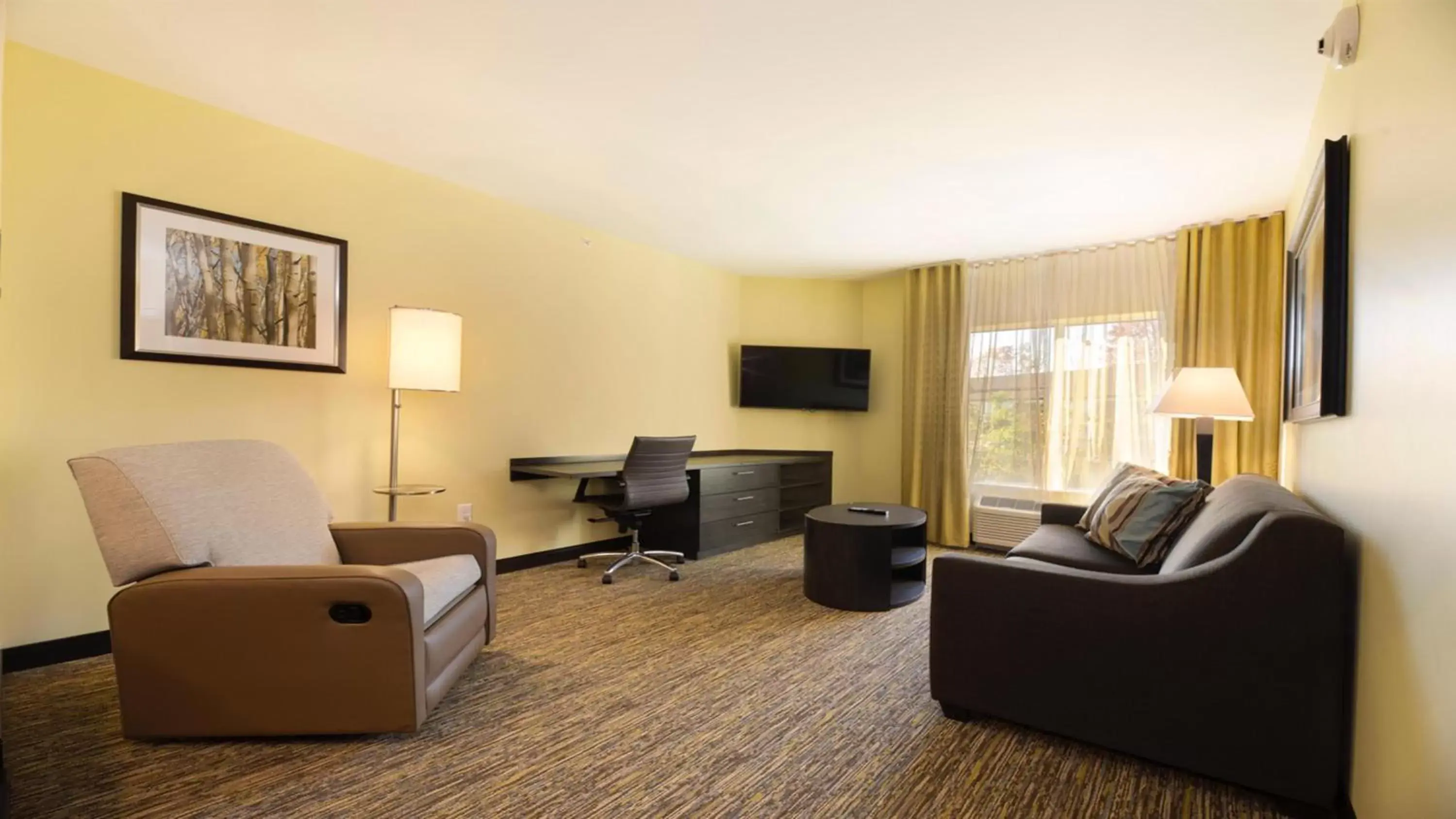 Photo of the whole room, Seating Area in Candlewood Suites - Dumfries - Quantico, an IHG Hotel