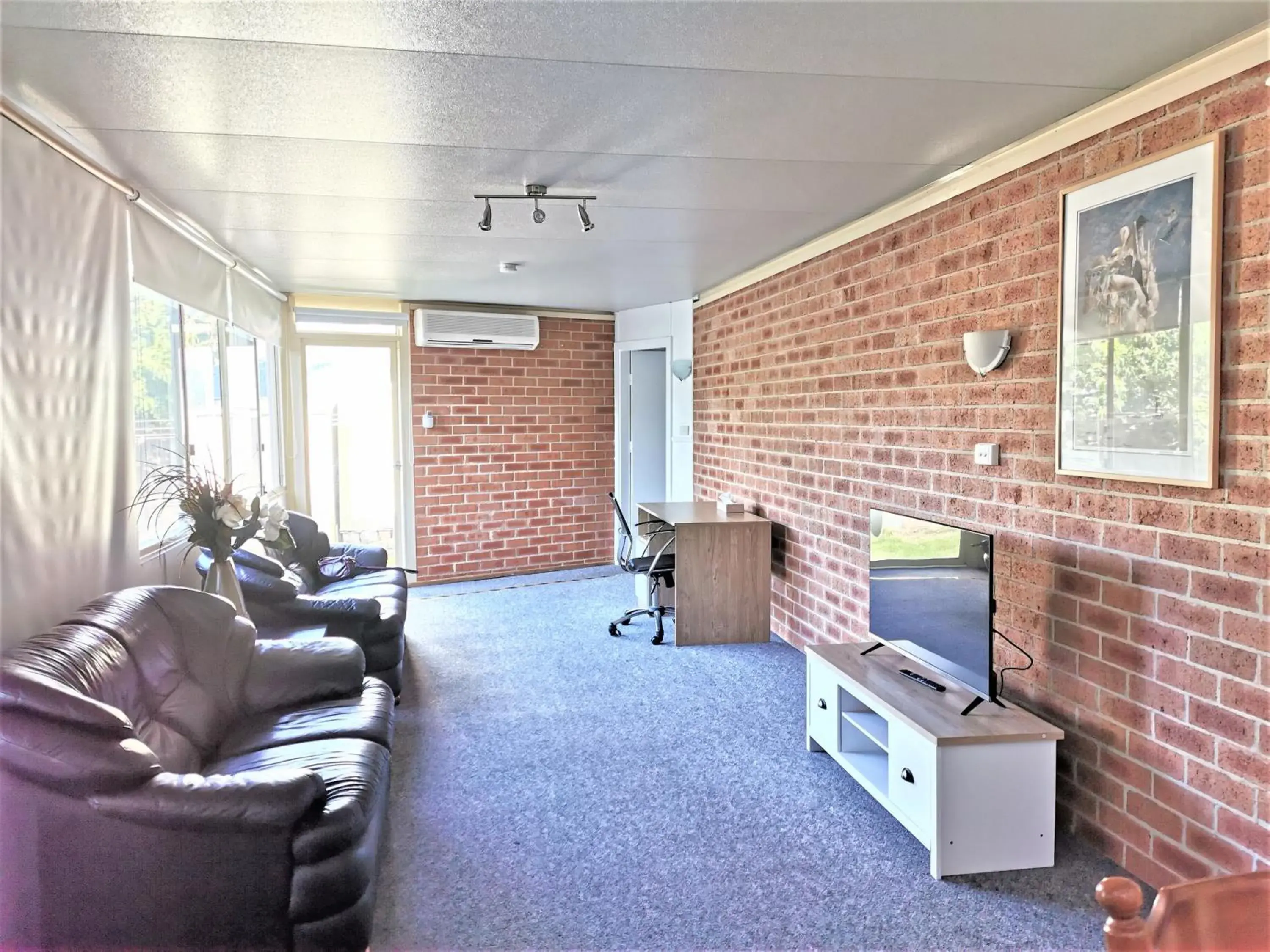 Living room, Seating Area in Bathurst Explorers Motel