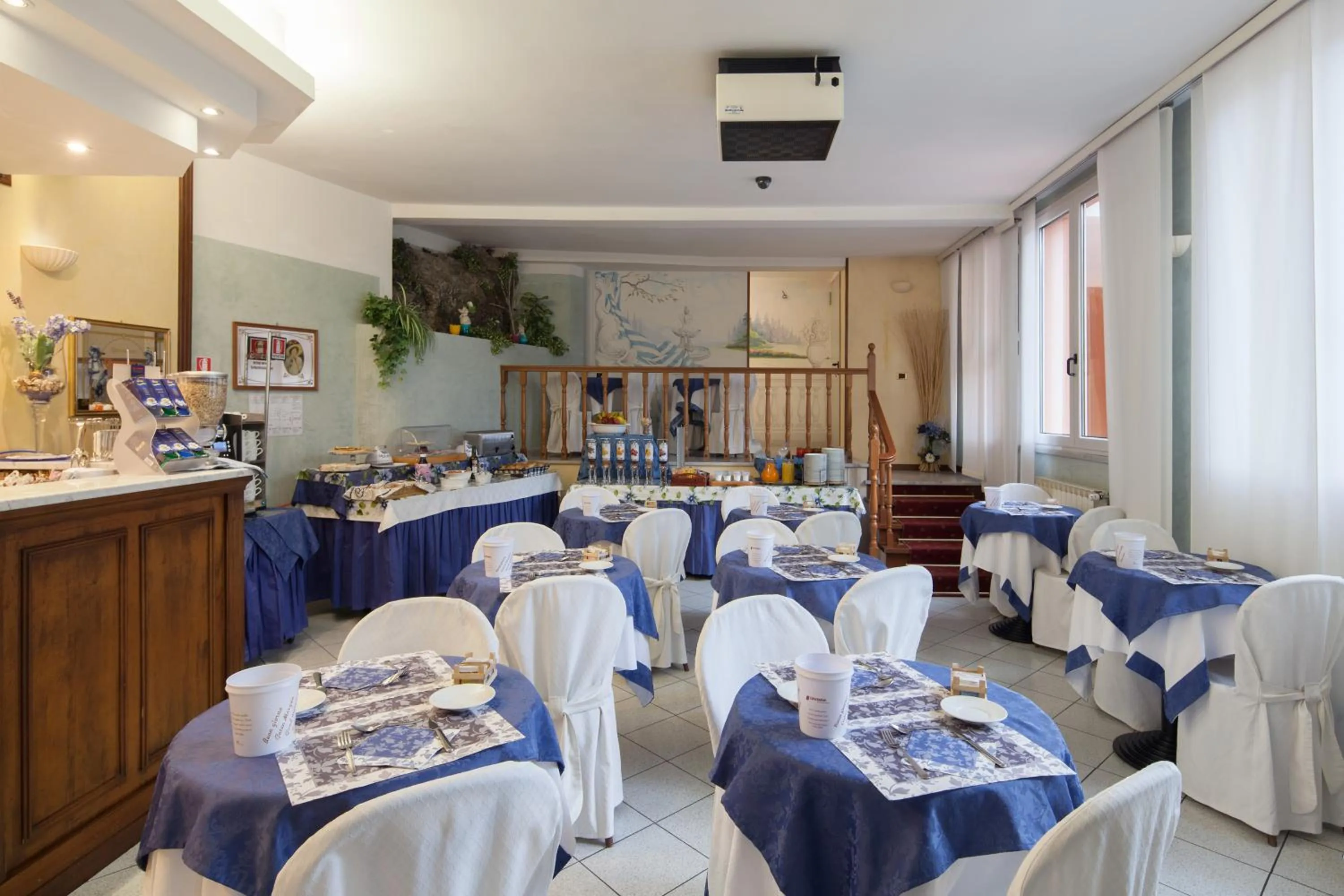 Restaurant/places to eat in Hotel Nella
