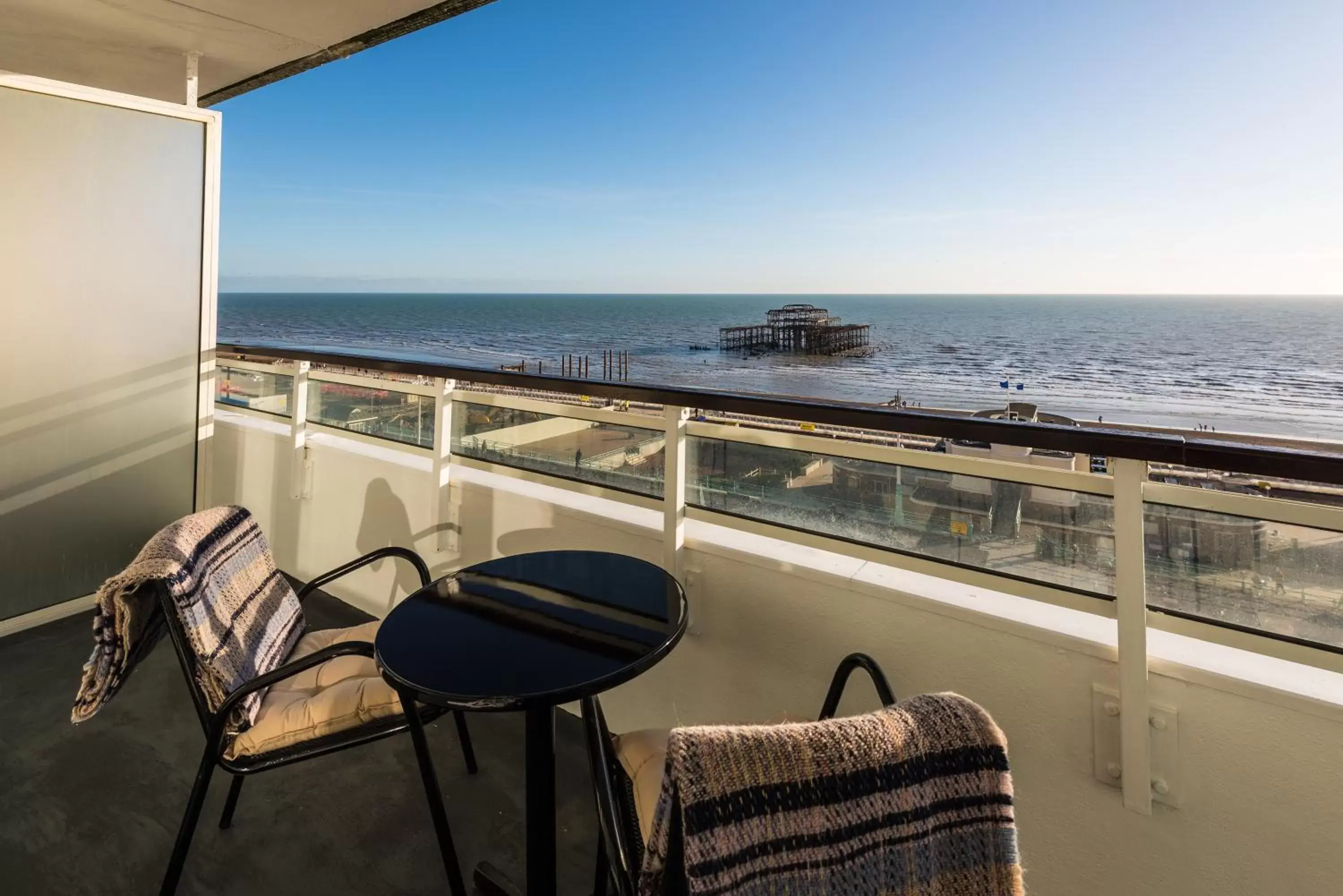 Photo of the whole room, Balcony/Terrace in Holiday Inn Brighton Seafront, an IHG Hotel