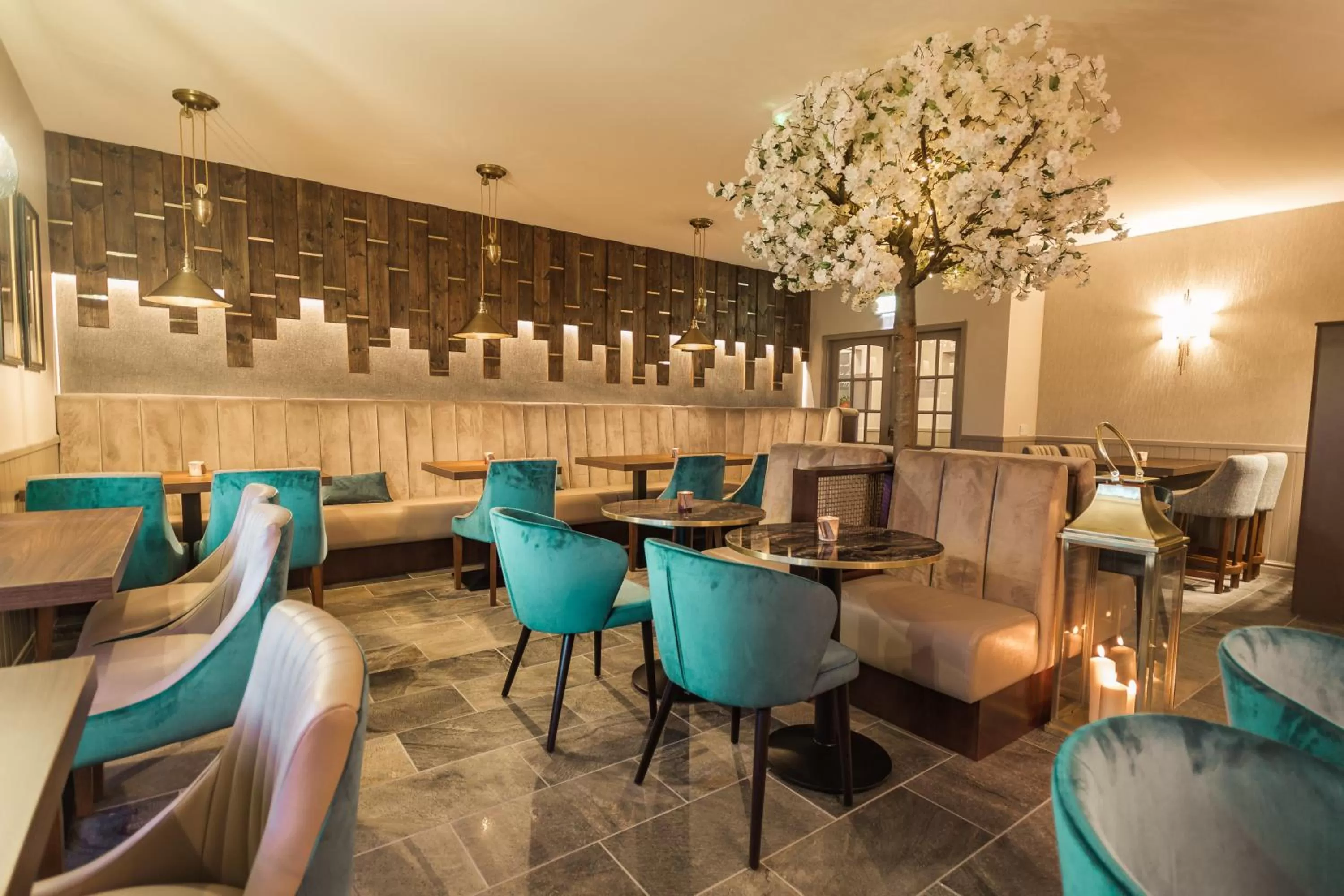 Restaurant/places to eat in White Lion Hotel