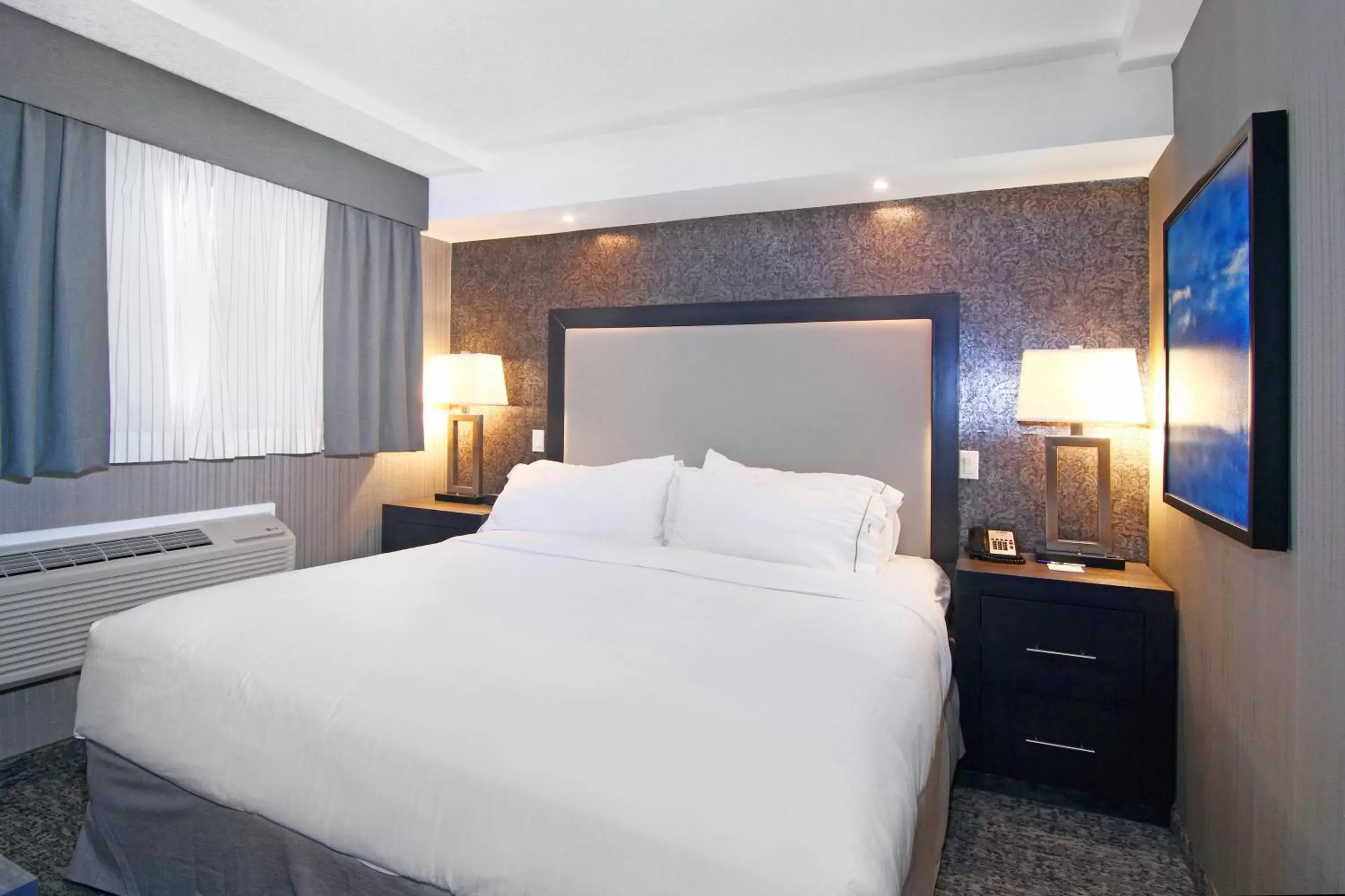 Photo of the whole room, Bed in Holiday Inn Express and Suites Calgary, an IHG Hotel