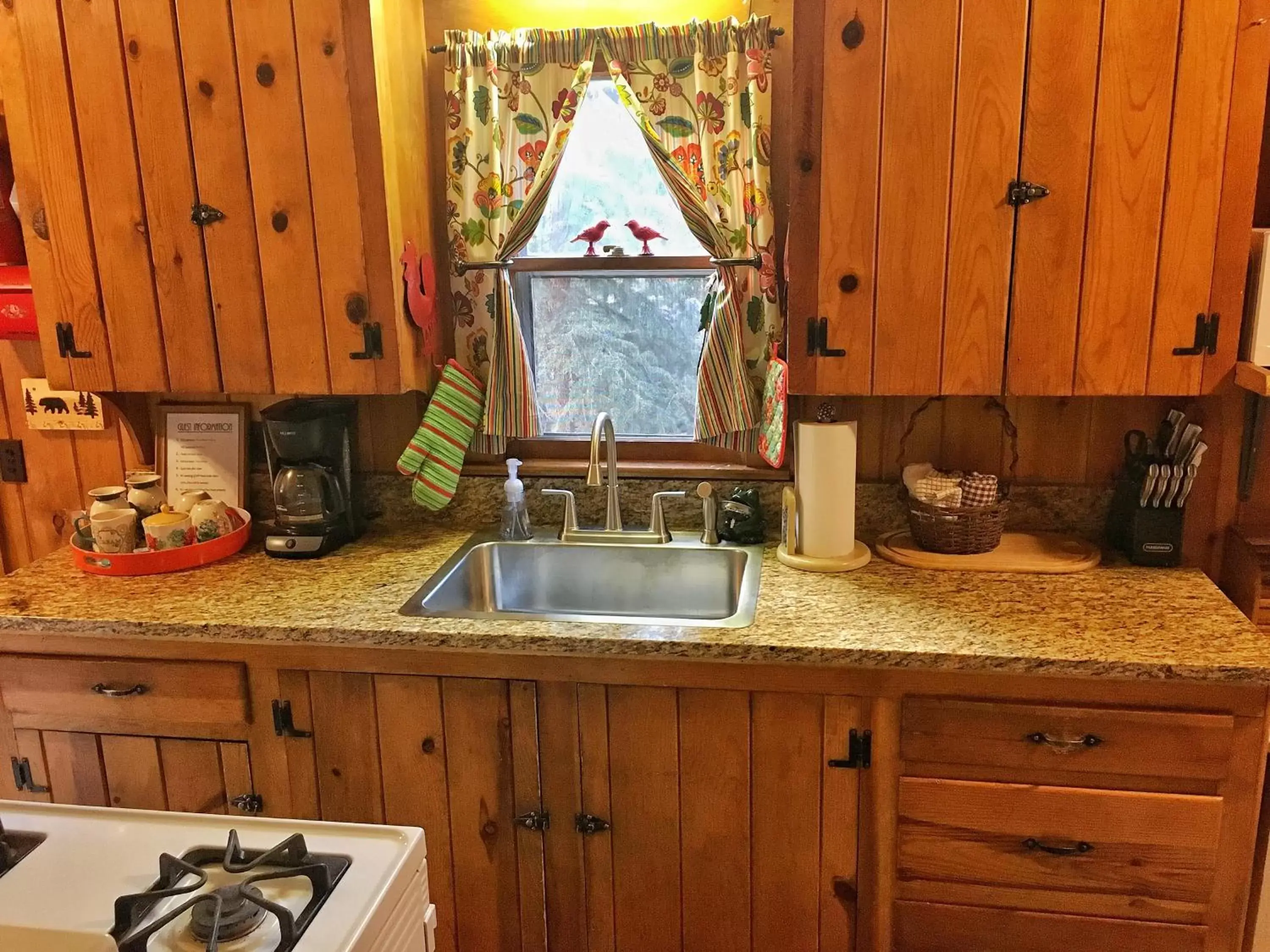 Kitchen or kitchenette, Kitchen/Kitchenette in Pine Haven Resort