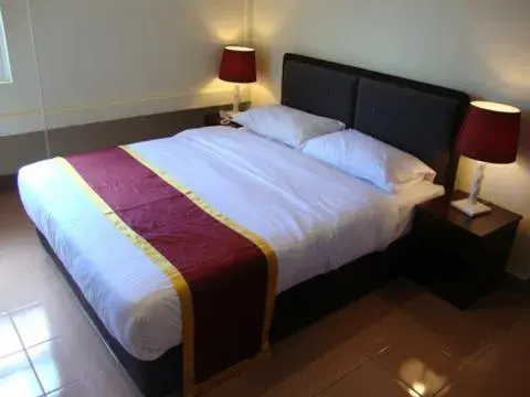 Photo of the whole room, Bed in DM Hotel