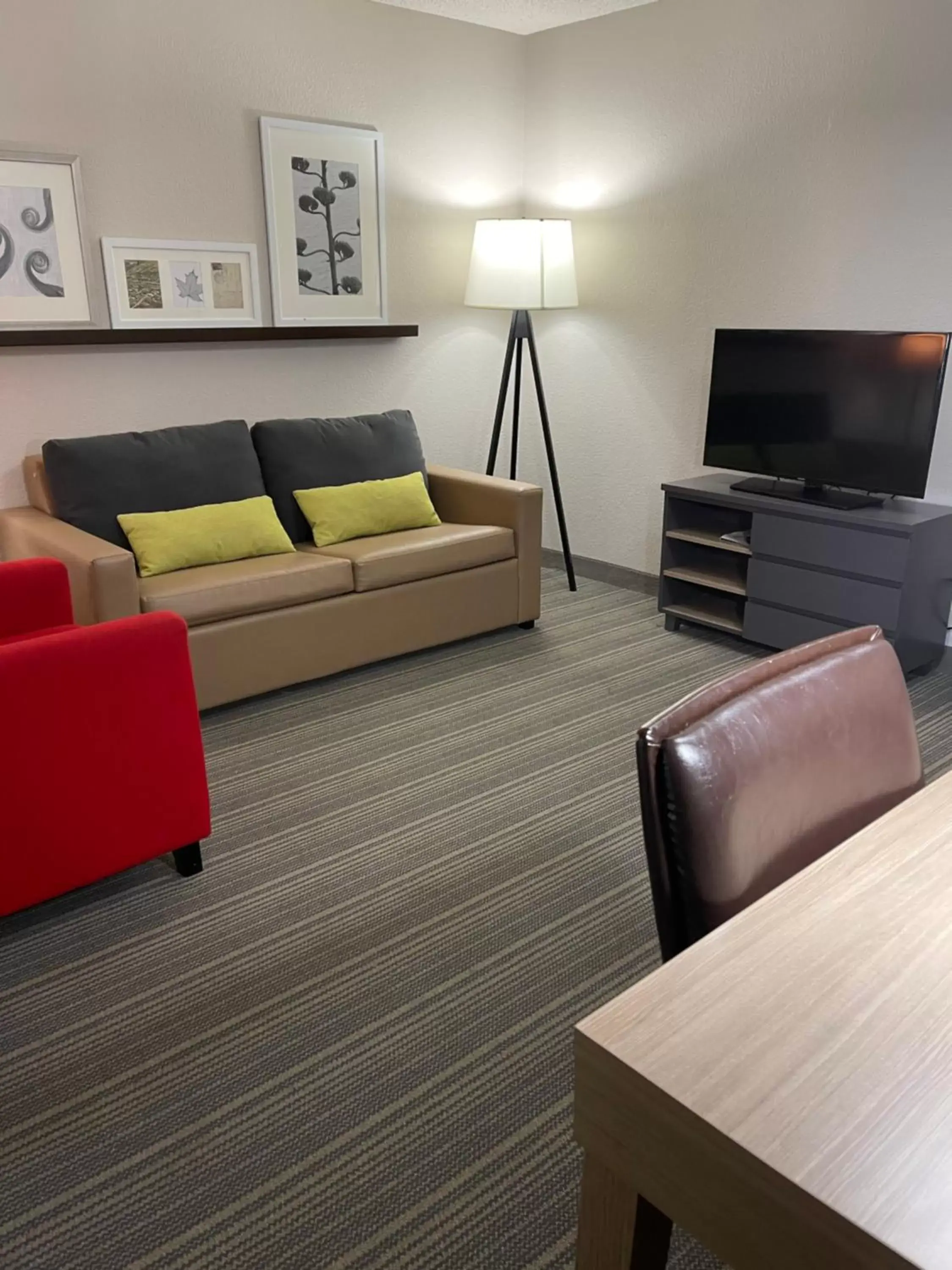 Living room, Seating Area in Country Inn & Suites by Radisson, Merrillville, IN